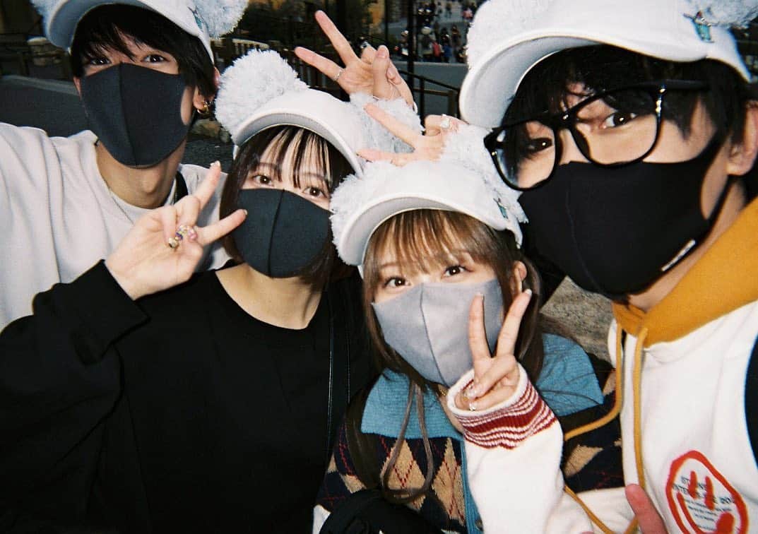 イニ（じん）のインスタグラム：「のあたんぽディズニー🍥🎈 映るんですを持って行って写真を たくさん撮ったのですが エモ過ぎました 撮影を忘れて普通に楽しんでました またこのメンバーでディズニーに 行きたいなぁと心の底から 思いました！！！ けど疲れるから次の日休みが良い！ とにかく、最高な日でした」