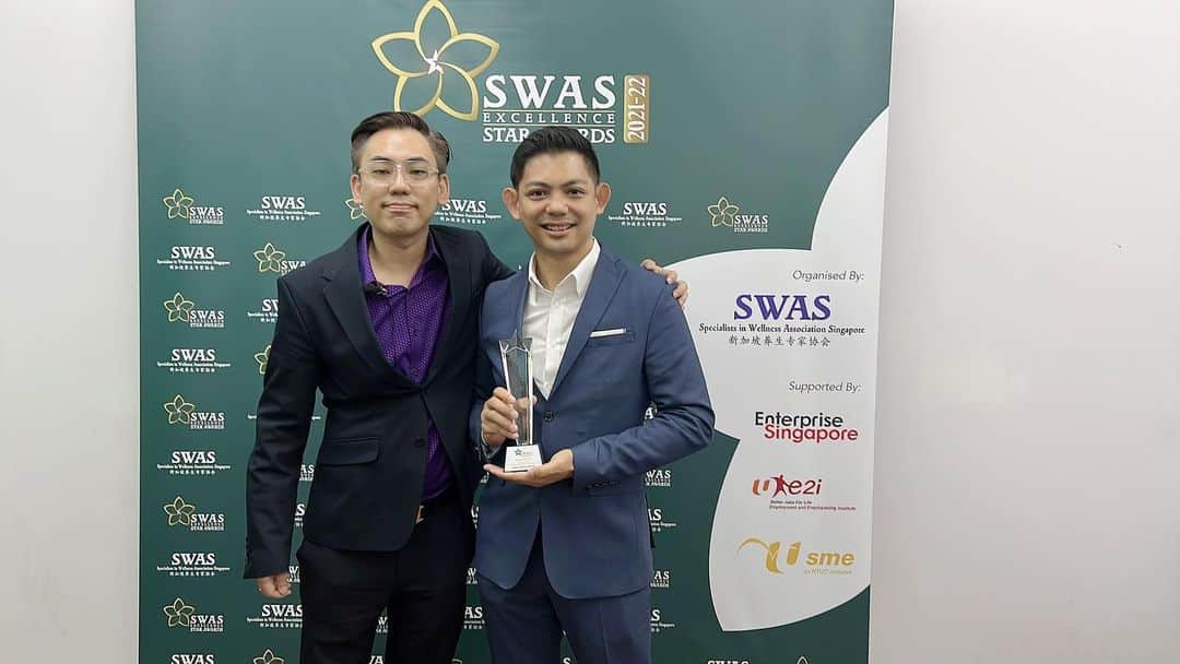 RCEOのインスタグラム：「A wonderful evening that celebrate the accomplishment of this businesses leader.  Is it my upmost honours to be the emcee and hosting for such a grand award ceremony .   Just to name a few key person:  Singapore wellness specialists association President -Edward Wong  VP - Dawn YIP (叶佩芬)from Jean Yean group (sorry she did not sing today)😅  Last but not least MP Yeo Wan Ling from the National Trades Union Congress which is also a director of U SME and the Women & Family Unit.  As an internal auditor for SWAS , i am more than happy to see their exemplary achievements and I wish you all, soar to a new horizon in years to come!  #被写体 #被写体依頼受付中 #被写体さんと繋がりたい #被写体希望 #被写体になります #カメラマンさんと繋がりたい #写真好きな人と繋がりたい #写真撮ってる人と繋がりたい #ファインダー越しの私の世界 #黒髪 #美男美女と繋がりたい #エクステ #スタジオ撮影 #病み #撮影モデル #病みかわいい #jk #likesforlike #model#followforfollowback #instagood #f4f #note20ultra」
