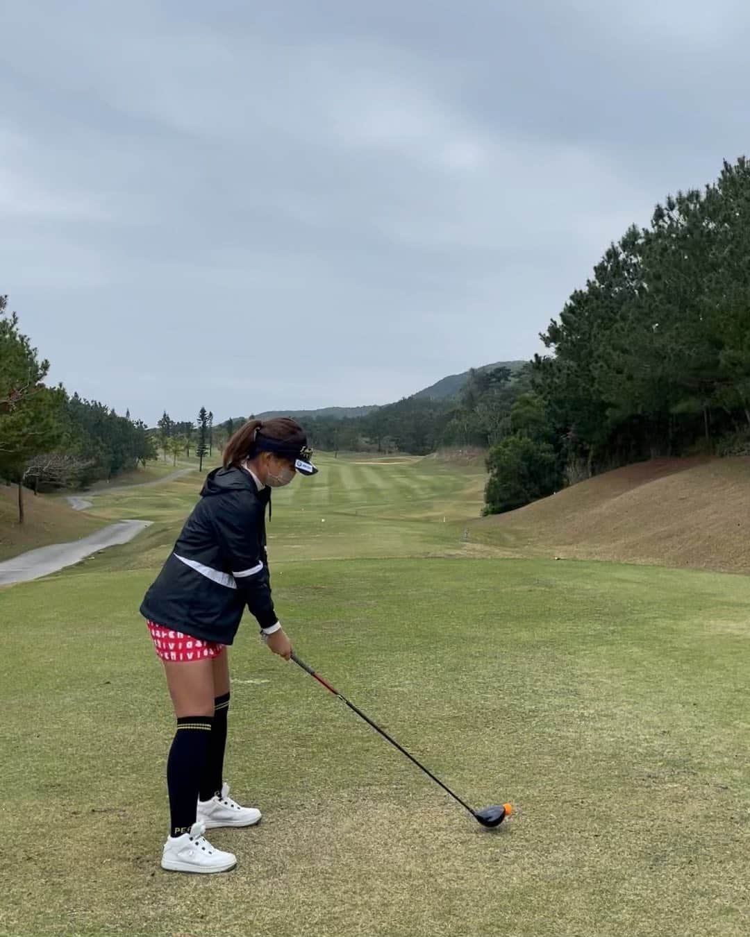 原田怜奈のインスタグラム：「スイング改装約3日目。 自分の中では しっかり意識していて 練習場では、 できてるのに、 ラウンドしてみたら 前よりはマシだけど まだまだだった一日でした。 でも、 素振りは完璧です🥲  やっぱりまだ少し クロスになります。 インパクトの形は 前より全然良くなりました🙋🏾‍♀️ . . . . #ドライバー #ゴルフ #女子ゴルフ」