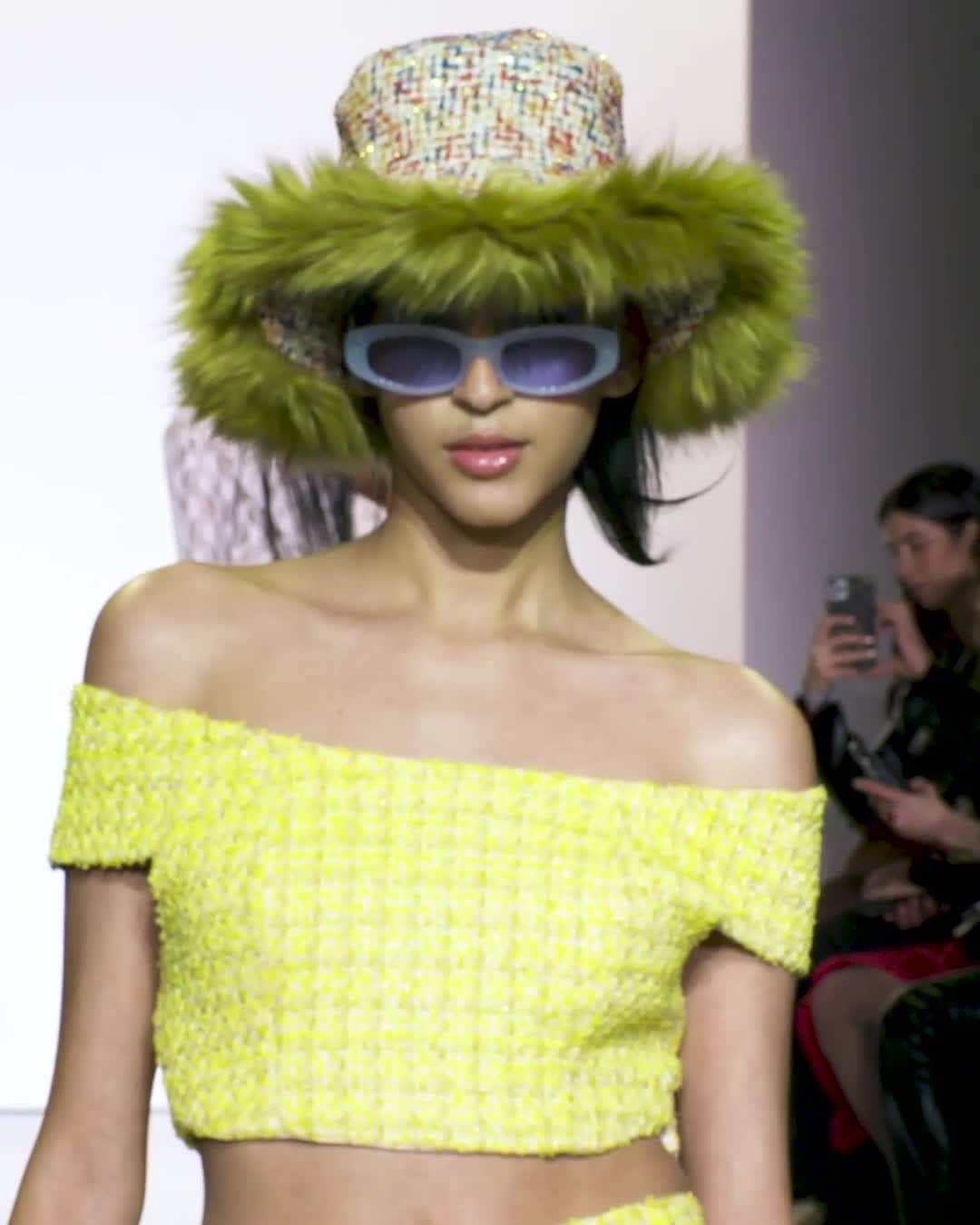 Fashion Weekのインスタグラム：「stream @KimShuiStudio's FW 22 @NYFW runway now on NYFW.com 🎬 show produced by @imgfocus」
