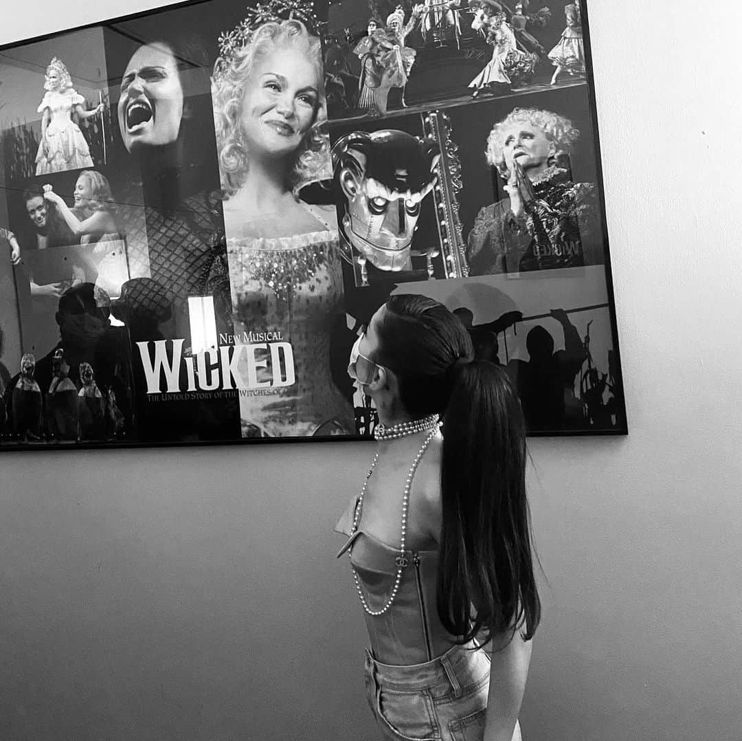 アリアナ・グランデのインスタグラム：「@wicked_musical what an unimaginably, indescribably special experience. @sunnybrittney & @lindsayheatherpearce you were both so incredibly stunning. it was an absolute honor meeting your Galinda & your Elphie !!!! floating home.」
