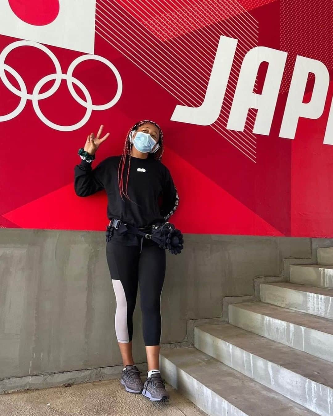 大坂なおみのインスタグラム：「最近、なおみが東京2020オリンピックに出場したときのことを振り返っていました。  最終聖火ランナーという、とても光栄な役割を果たすことができ、感無量だと言っていました。その一方で、日本にいた時間をもっと楽しめばよかったと後悔をしている様子も。  彼女は日本が大好きで、母国へ帰ることをとても楽しみにしていました。オリンピックで聖火を灯したあのときから、彼女の成長ぶりには驚かされます。  これは彼女の今後の人生において、大きな影響をもたらすことでしょう。  - - - - - - - - - - - - - - - -  #NaomiOsaka #チームなおみ #大坂なおみ #大坂なおみ選手 #テニス #アスリート #テニス女子 #テニスプレイヤー #プロアスリート#オリンピック選手#テニス好き #選手 #テニスファン #日本代表 #オリンピック #オリンピック開会式 #東京オリンピック #東京オリンピック2020」