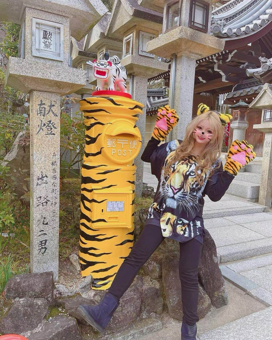 まっぴーのインスタグラム：「⛩朝護孫子寺 🐯 今年は寅年とゆうことで🐅💛🧡 . この日のために新世界に買いにった👛虎柄Tシャツww 🐯ほんで昔に甲子園行った時にもらった帽子🧢役だった🤣👍  この日は絶好調の二日酔い…🤮w 💦 おみくじ凶やってショック｡ﾟ(ﾟ´ω`ﾟ)ﾟ｡🌀 . ほんま寒すぎるし体調わるすぎた‼︎🤮なんとか行けてよかったわぁ😂❤️ . #信貴山 #朝護孫子寺 #寅柄ポスト #🐯#🐅」