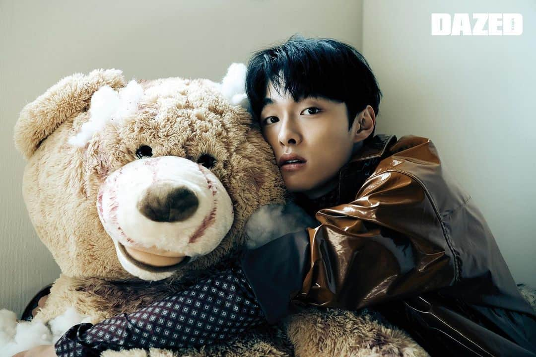 ユン・チャンヨンさんのインスタグラム写真 - (ユン・チャンヨンInstagram)「@dazedkorea   #teddybear  #blueroses」2月22日 12時10分 - yooncy1