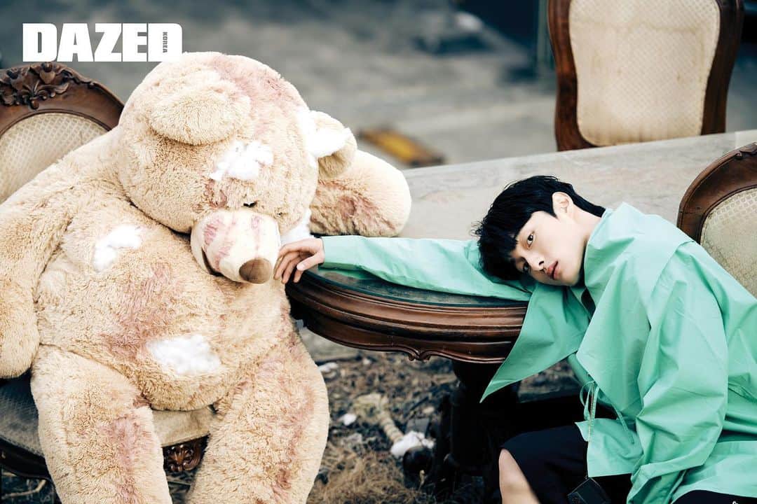 ユン・チャンヨンさんのインスタグラム写真 - (ユン・チャンヨンInstagram)「@dazedkorea   #teddybear  #blueroses」2月22日 12時10分 - yooncy1