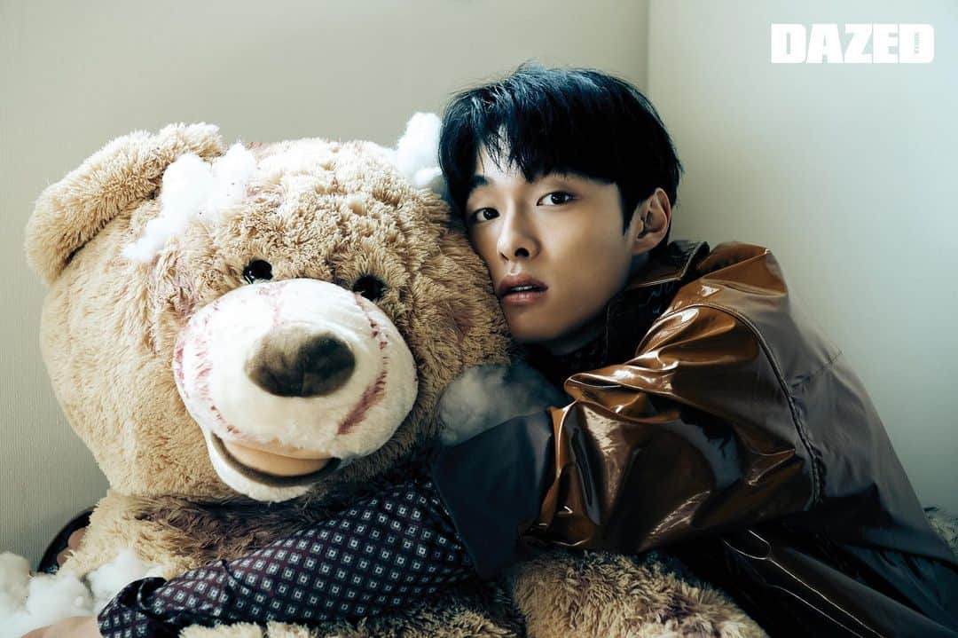 ユン・チャンヨンのインスタグラム：「@dazedkorea   #teddybear  #blueroses」