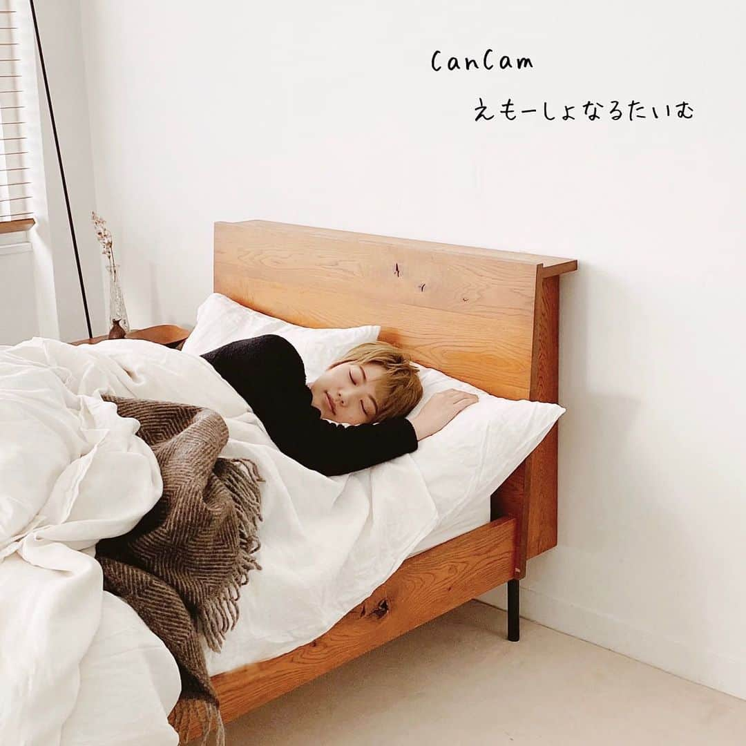 七海ひろきさんのインスタグラム写真 - (七海ひろきInstagram)「☆ CanCam4月号のテーマは「睡眠」zzz . 「こんな撮影があって良いのか？！」というくらいゴロゴロして本当に眠ってしまいそうな撮影でした(笑) . 健康にも美容にも「睡眠」がとても重要。 なにより寝ることがとっても好きなので、 自宅のベッドリネン、マットレスや枕も自分にあった気持ちが良いものを揃えていて、季節に合わせて変えたりしてこだわってます。 夏は涼しく、冬はあったか。最高です！！ . 仮眠も大切だなーと思っている今日この頃^_^ちなみにどこでもいつでも一瞬で寝れるのは特技かも(笑) . #CanCam #連載 #睡眠 #エモい #emotional #布団は友達 #七海ひろき」2月22日 12時16分 - hirokinanami773