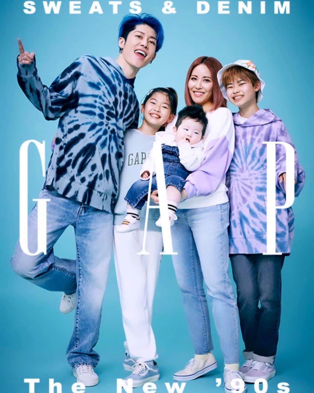 のインスタグラム：「それいけ #Ishiharas   GAP 2022 Spring  #TheNew90s  スカイラー様も初参戦しました〜  ✨👨‍👩‍👧‍👦👶🏻🤘🏻  @gap  @gapkids @gap_jp   📸: @ninagawamika   #Gap」