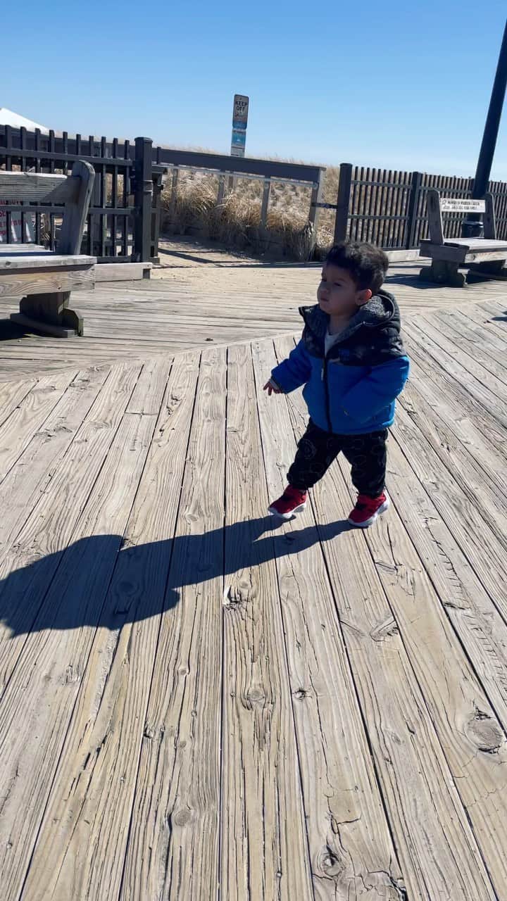 ニコール・ ポリッツィのインスタグラム：「We got a runner. Like mother , like son 🏝 #wheresthebeach」