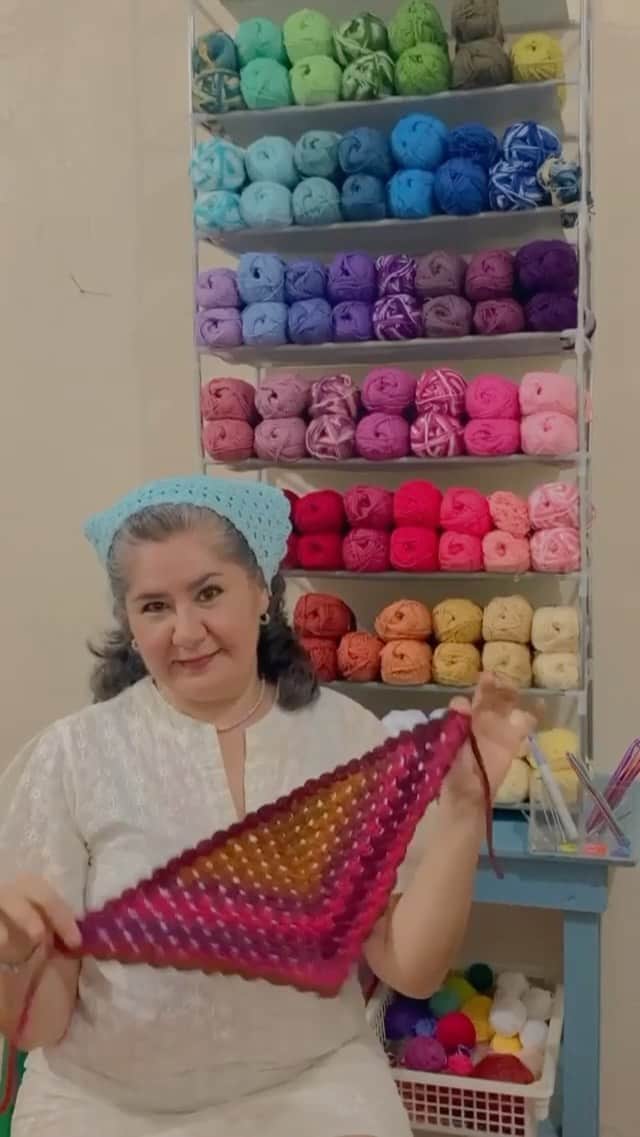アナスイのインスタグラム：「Meet Catalina! The amazing woman behind @konrymx who hand crocheted all the headscarves, cardigans, and more for the #AnnaSuiSS22 collection!」