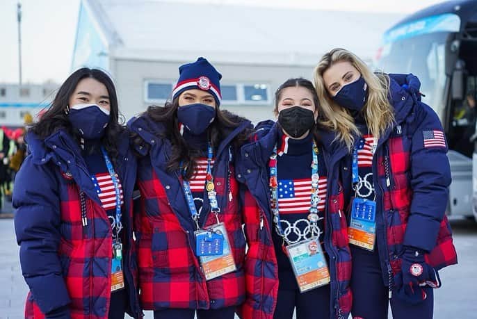 マディソン・チョックさんのインスタグラム写真 - (マディソン・チョックInstagram)「Last day in Beijing!! 🇺🇸🇨🇳 💙💛🖤💚❤️  #madisonchock #evanbates #chockbates #figureskating #icedance #olympics #winterolympics #beijing2022 #teamusa #usfigureskating #closingceremony #iceacademyofmontreal」2月22日 5時38分 - chockolate02
