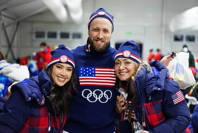 マディソン・チョックさんのインスタグラム写真 - (マディソン・チョックInstagram)「Last day in Beijing!! 🇺🇸🇨🇳 💙💛🖤💚❤️  #madisonchock #evanbates #chockbates #figureskating #icedance #olympics #winterolympics #beijing2022 #teamusa #usfigureskating #closingceremony #iceacademyofmontreal」2月22日 5時38分 - chockolate02