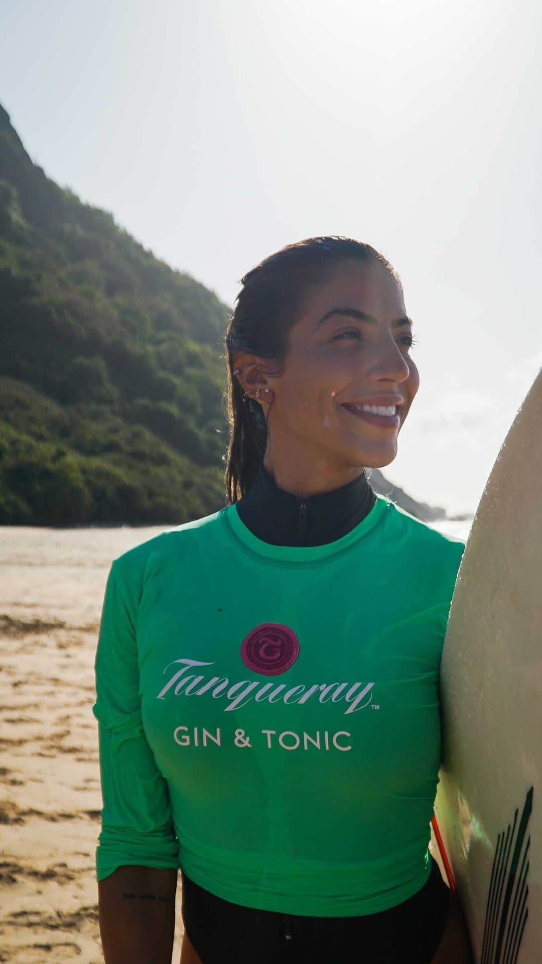 Rachel Apollonioのインスタグラム：「GENTE TCHO CONTAR PRA VCS! Vim parar em Noronha mais uma vez pra fazer parte da história linda q essa Ilha tem e dos projetos lindos q AMO apoiar.. dessa vez foi puro esporte! Aconteceu o primeiro FESTIVAL NEURONHE-SE.. e tbm minha primeira vez competindo surfe e futevolei hahah e ACREDITEM: fiquem em 2º lugar no primeiro campeonato de surfe da minha vida.. e em 3º no ftv misto! Eu tenho um troféu vei.. To feliz demais hahahahahah juro!! Pra quem nao sabe.. a primeira vez q subi numa prancha na minha vida foi aqui na praia da Conceição né @neuronha ? Acho q 7 anos atras. Desde então o bichinho me picou kkk bom demais ter participado de um evento tão incrível nessa mesma praia! Mais uma vez marcando minha historinha de vida! OBRIGADA Noronha, obrigada @neuronha , @casaneuronha e a toda a equipe AMADA do meu coração… e a todos os patrocinadores que fazem isso acontecer! @tanqueraybr 💚 O esporte realmente UNE, e ALEGRA nossas vidas! Aqui me sinto realmente em casa! Vcs são minha familia 🤍🥺」