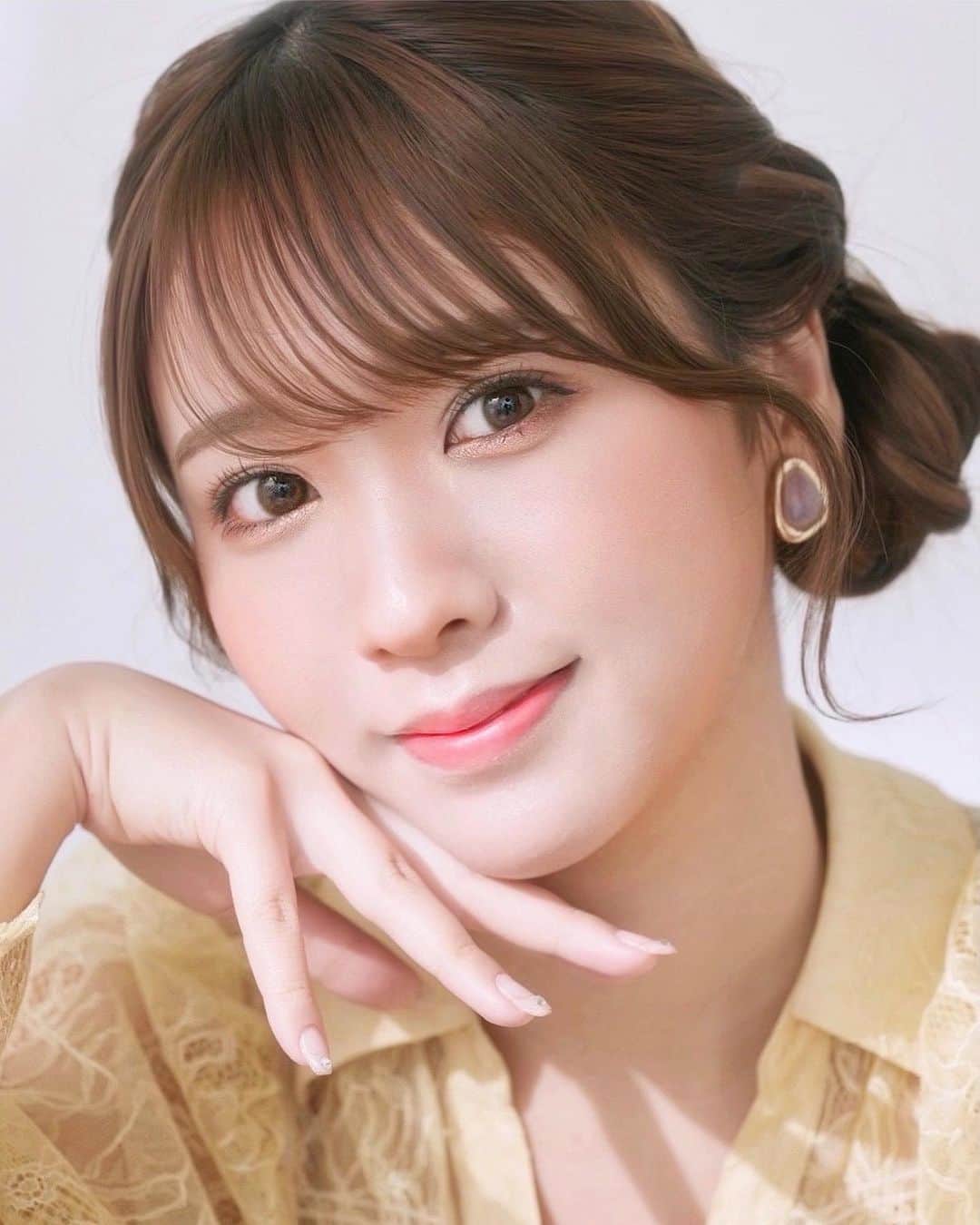 RIiNAのインスタグラム：「本日2/22発売の『Ray』4月号🕊  📖 @ray.magazine  📸 @ogawaken59   一重・奥二重メイク企画にて掲載して頂いております♡ こちらはアザーカット🌼  こういった企画で実際に撮影に呼んで頂いたのは初めてで、雑誌のメイク企画に出るのが夢だったのでとっても嬉しかったです😭🤍 いつかファッション誌でものまねメイク連載とか出来たらなぁ...と思っていたり💭 活動の幅を広げられるように今後も精一杯頑張っていきたいと思います✨  是非チェックよろしくお願い致します💞  #Ray #ray4月号」