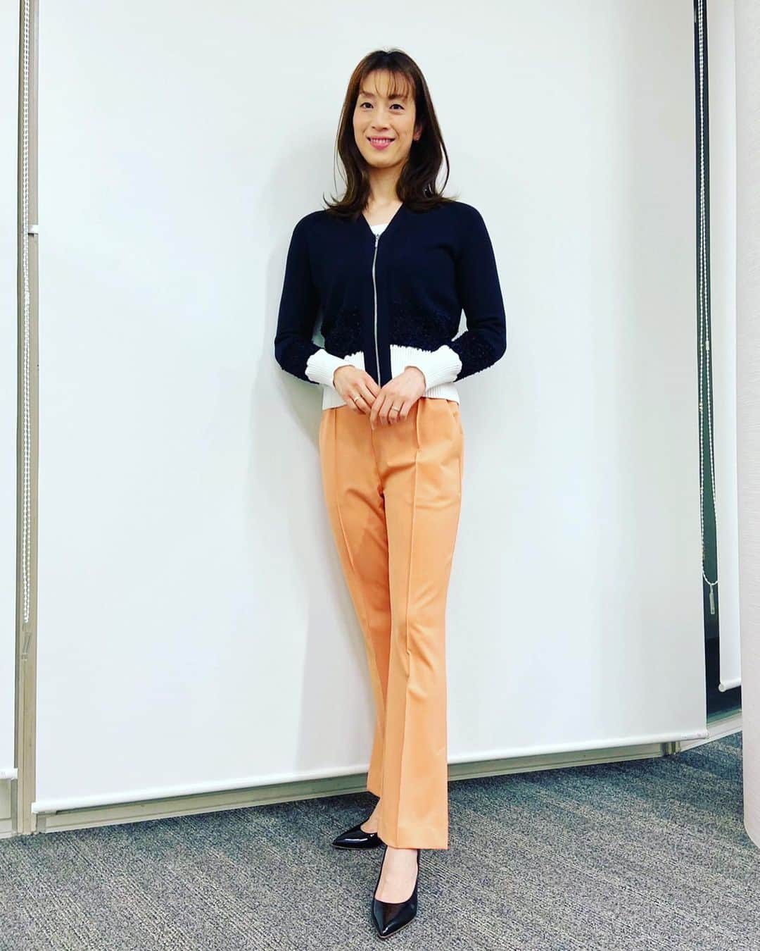 寺川綾さんのインスタグラム写真 - (寺川綾Instagram)「2月18日、報道ステーション衣装です👗💡 スリットが分かるように、、と考えた挙句こんなポーズに🏃‍♀️ 。。。🙄 オレンジパンツ🧡履き心地もとっても良かったです🩳🍊 #報道ステーション  #2月18日  #オンエア  #カーディガン  #スリットパンツ  #c_fsf  #ゴールドアクセサリー  #ピアス  #リング  #stellarhollywood  #パンプス  #diana  #ダイアナ #衣装  #ありがとうございました🙏」2月22日 7時58分 - terakawaaya_official