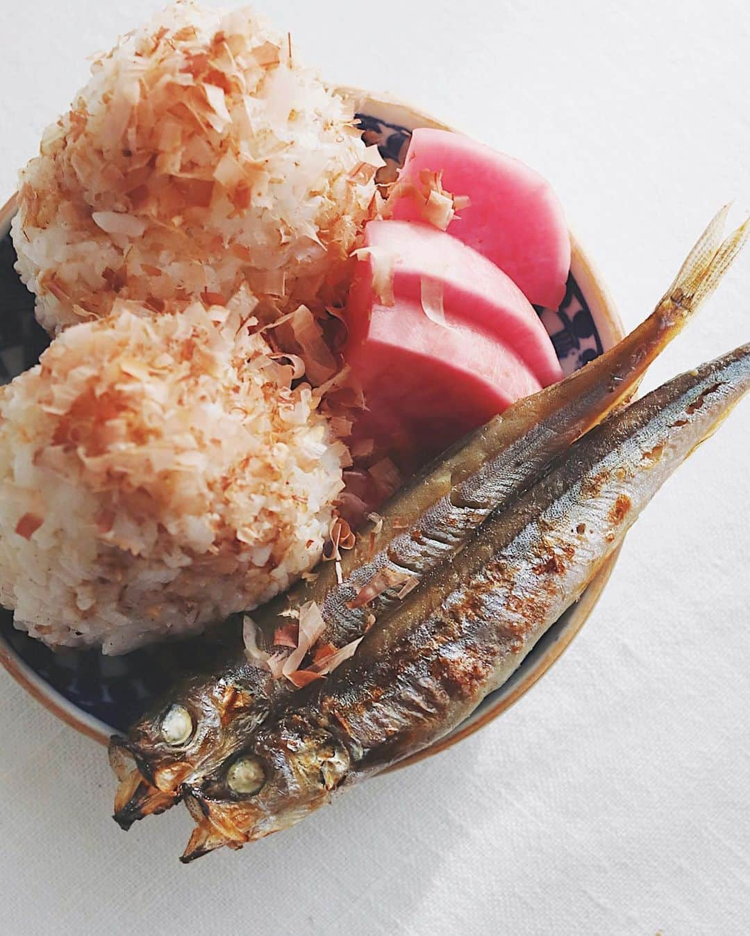 樋口正樹さんのインスタグラム写真 - (樋口正樹Instagram)「Today's breakfast 🐈 . 今日はスーパー猫の日。 朝ご飯は猫も大喜びの ねこまんまのおにぎり、 ししゃも、赤かぶ漬け😋 . . . #スーパー猫の日 #猫の日 #ねこまんまおにぎり #子持ちししゃも #ししゃも #赤かぶ漬け #おにぎり #おにぎりセット #朝食 #朝ごはん #breakfast #japanesebreakfast #washoku」2月22日 8時00分 - higuccini