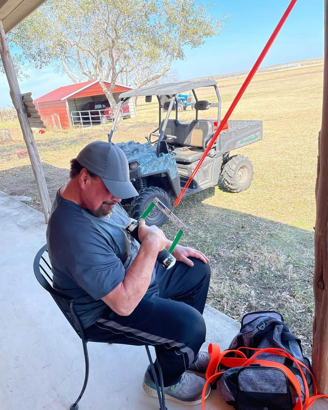 スコット・ノートンのインスタグラム：「Took a little break but back with a little front porch forearm work #armwrestling #forearmworkout #scottnorton #overthetop」