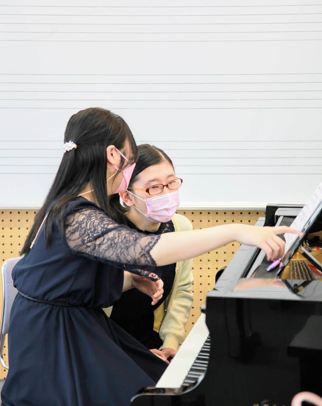 福岡女子短期大学さんのインスタグラム写真 - (福岡女子短期大学Instagram)「・ #福岡女子短期大学音楽科　#音大生の日常 ・ 先日、試験期間中に音楽科校舎を見学させていただきました。こちらは声楽の学生さんがピアノの伴奏と共に練習に励んでいました。 . 実技試験の直前、最終確認の大事な時間に撮影させていただきました。撮影に協力いただきありがとうございました。 . #何気ない瞬間を残したい #福岡女子短期大学 #福岡の短期大学 . 撮影機材: Canon EOS 5D Mark II (ƒ/4.0 1/125 105mm ISO250) . #音楽科 #福岡女子短期大学音楽科 #音大生　#音大 #dazaifu #太宰府 #太宰府市 #短大 #大学生 #女子大 #福岡カメラ部 #good_portraits_japan #短大生の日常　#fff #it #piano #pianist #pianoplayer #musiclover #musicstudio #pianolove #musicstudy」2月22日 9時05分 - fukuoka_wjc
