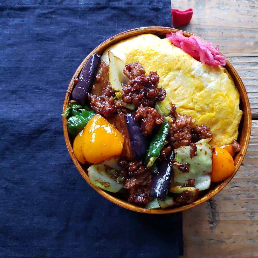 tamiさんのインスタグラム写真 - (tamiInstagram)「* #お弁当 *  月曜日と火曜日のお弁当。 いつものやつと肉と野菜の味噌炒め。  ピエールが iPhone6から12に機種変更したよ、やっと。 今使っているのはiPhone6です と担当の方に言ったら、猛者ですね、 と言われていたよ👨🏻😂  * がんばれ火曜日～！  #tami弁  #弁当#bento#lunchbox #ランチ#昼食#のっけ弁#旦那弁当 #ごはん#食事#暮らし#日々のこと」2月22日 9時27分 - tami_73