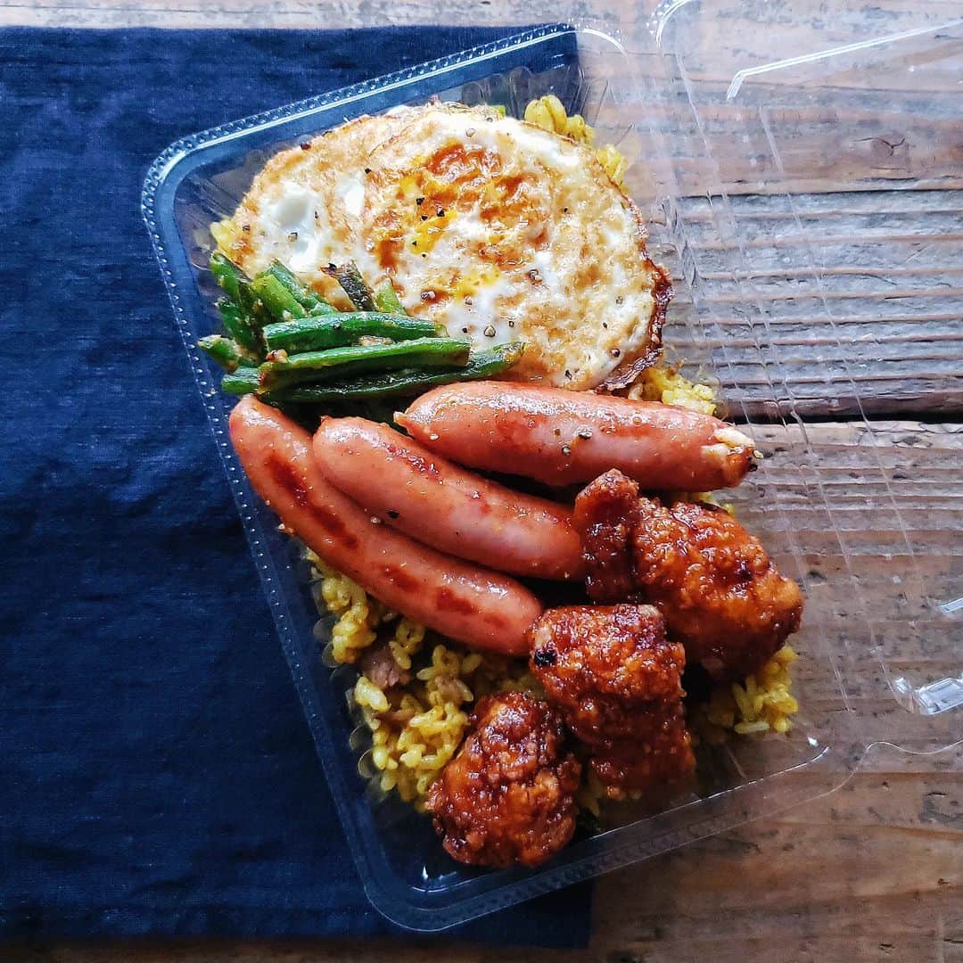 tamiのインスタグラム：「* #お弁当 *  月曜日と火曜日のお弁当。 いつものやつと肉と野菜の味噌炒め。  ピエールが iPhone6から12に機種変更したよ、やっと。 今使っているのはiPhone6です と担当の方に言ったら、猛者ですね、 と言われていたよ👨🏻😂  * がんばれ火曜日～！  #tami弁  #弁当#bento#lunchbox #ランチ#昼食#のっけ弁#旦那弁当 #ごはん#食事#暮らし#日々のこと」