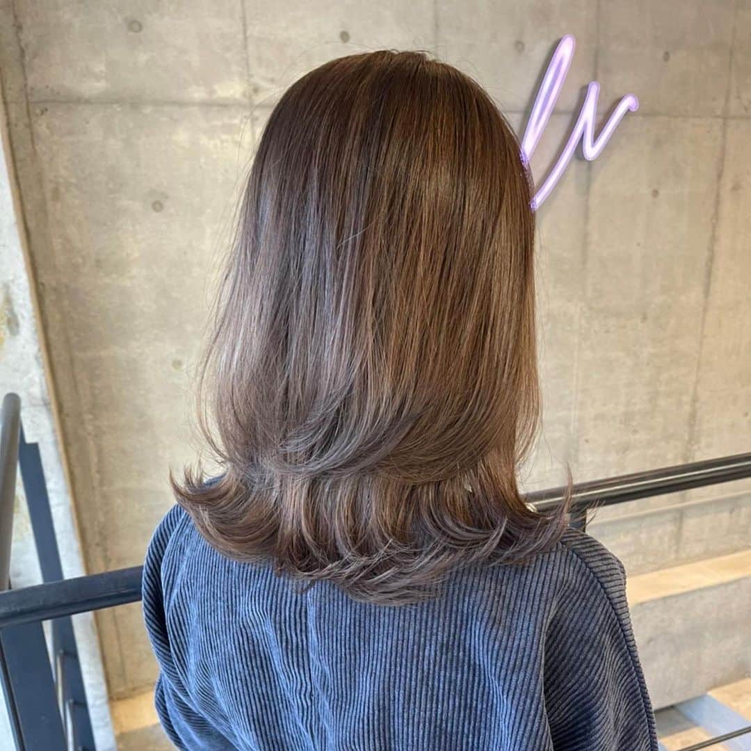 岩本知世のインスタグラム：「とっても良い色だ...🥺💗 . 友達に知世カラー上手いオススメの美容室ないー？って聞かれてwaysを必ず紹介するんだけど、皆1回行くと通い続けてるの🥺✨ 本当に昔からうますぎる🥺❤️ . そしてメッシュ入れてもらった😍 ぺーありがとう😚 . . #ヘアカラー #セミロング #ショートボブ#アッシュ#ニューカラー #外国人風カラー#春カラー」