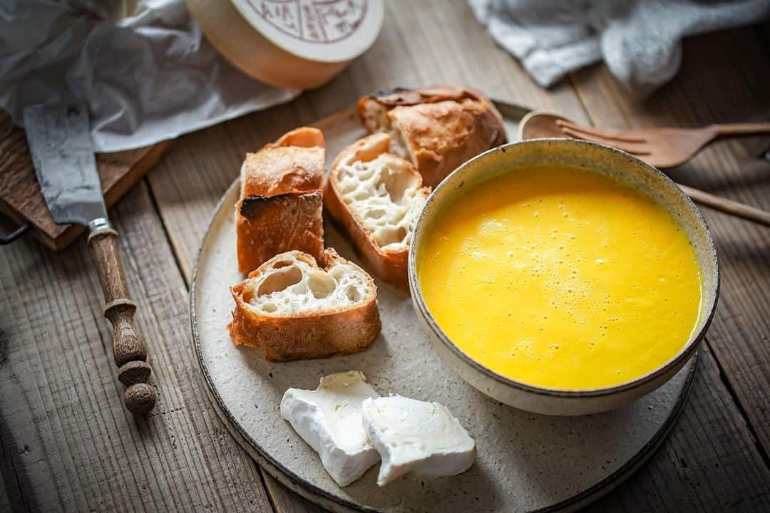 ひとみのインスタグラム：「人参ポタージュ🥕 吉田牧場のカマンベール🧀 シニフィアンシニフィエのバゲット🥖  美味しいものだらけ🥺💓  自粛ムードがまだまだ長引きますね。 落ち着いたら◯◯しようね と声を掛け合うも、一体いつになったら…😇  ストレス解消の仕方もきっと人それぞれ。  わたしは専ら美味しいお酒と美味しい食べ物が何よりのストレス解消法🥺💓  夫はしれっと車を買い替えてました😂😂😂  ストレス解消の仕方は人それぞれ😇  #シニフィアンシニフィエ  #吉田牧場」