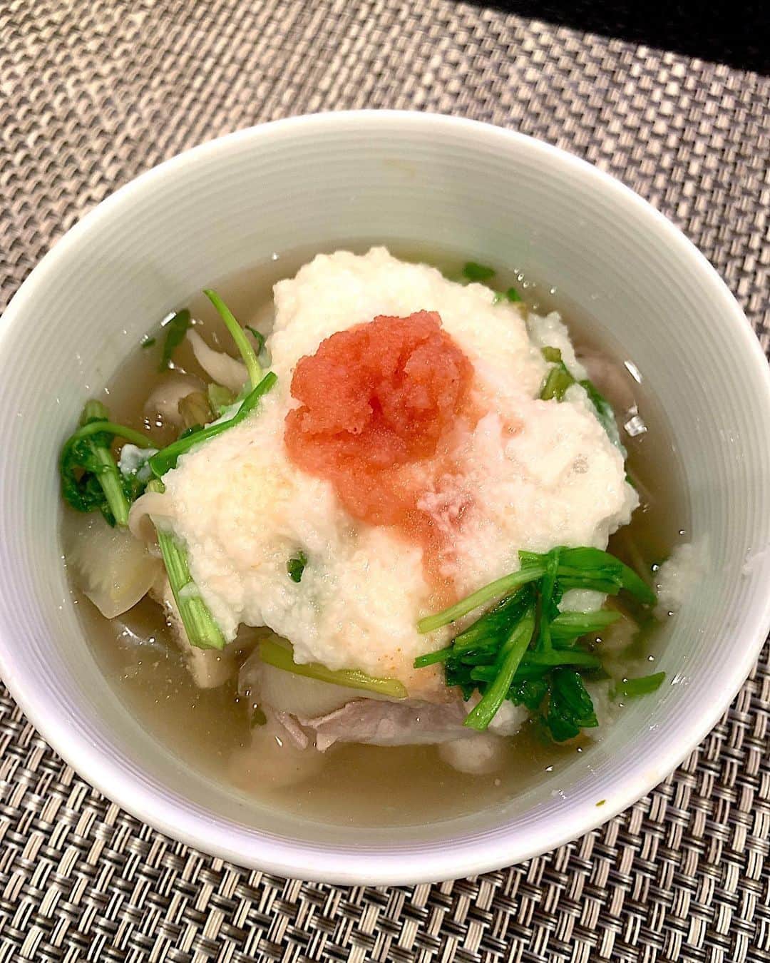 原史奈さんのインスタグラム写真 - (原史奈Instagram)「稽古が早く終わった日の ある日のおうちご飯 具沢山とろろ鍋🍲 豚肉、白菜、ネギ、舞茸、しめじ、えのき、油揚げ、芹 最後にとろろの上に明太子をどっさり 野菜がたくさん摂れて美味しかった☺️ #おうちご飯 #とろろ鍋 #鍋 #具沢山 #ヘルシー  #浪漫舞台 #走れメロス #太宰治 #稽古 #�原史奈 #ゴルフ #ゴルフレッスン #ゴルフ女子 #ゴルフ大好き #golf #ゴルフウエア #ゴルフコーデ #ゴルフグッズ #ゴルフ動画 #ping #ピン #ping女子 #gle2 #g410 #even #archivio #アルチビオ #cuartounited #instagolf」2月22日 10時52分 - fuminahara