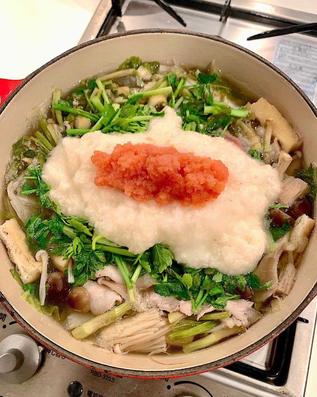 原史奈さんのインスタグラム写真 - (原史奈Instagram)「稽古が早く終わった日の ある日のおうちご飯 具沢山とろろ鍋🍲 豚肉、白菜、ネギ、舞茸、しめじ、えのき、油揚げ、芹 最後にとろろの上に明太子をどっさり 野菜がたくさん摂れて美味しかった☺️ #おうちご飯 #とろろ鍋 #鍋 #具沢山 #ヘルシー  #浪漫舞台 #走れメロス #太宰治 #稽古 #�原史奈 #ゴルフ #ゴルフレッスン #ゴルフ女子 #ゴルフ大好き #golf #ゴルフウエア #ゴルフコーデ #ゴルフグッズ #ゴルフ動画 #ping #ピン #ping女子 #gle2 #g410 #even #archivio #アルチビオ #cuartounited #instagolf」2月22日 10時52分 - fuminahara