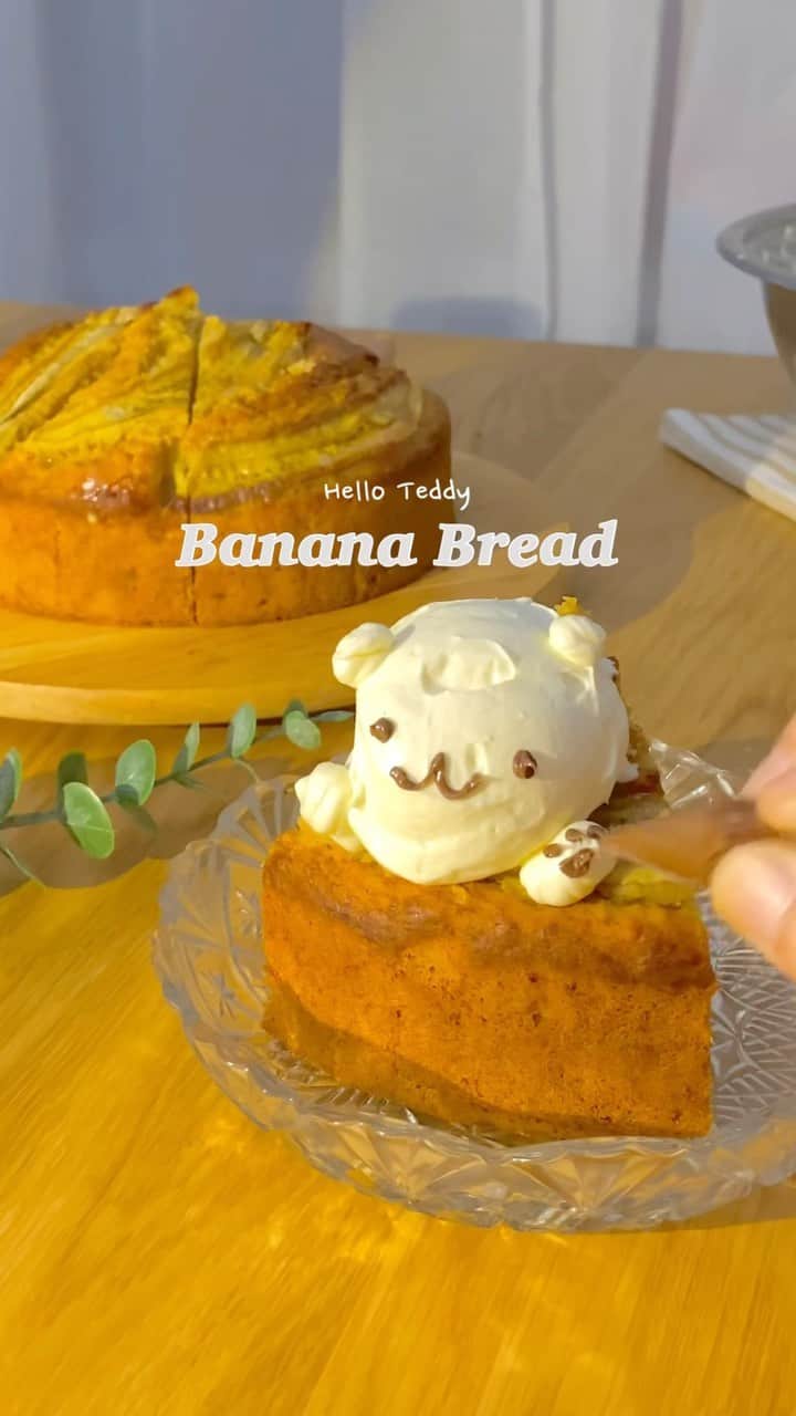 Song Sweet Songのインスタグラム：「2022.02.22 HBD to me🎂with Banana bread 😋🍌  200g  banana 50g brown sugar 70g unsalted butter 2 eggs 160g cake flour 6g baking powder 1 banana for topping 🔥180°C ⏱ 40 mins  🍌🍌🍌🍌🍌🍌🍌🍌🍌  เค้กกล้วยหอม หอมๆ🍌 กล้วยสุก 200 g น้ำตาลทรายแดง 50 g เนยจืด 70 g ไข่ไก่ 2 ฟอง แป้งเค้ก 160 g ผงฟู 6 g กล้วยอีกลูก สำหรับวางแต่งด้านบน 🔥180°C ⏱ 40 นาที  #songsweetsong  #songsweetsong_cake  #homecafe  #homecafethailand  #bananabread  #bananacake  #맛스타그램  #먹스타그램  #おうちカフェ  #手作りケーキ」