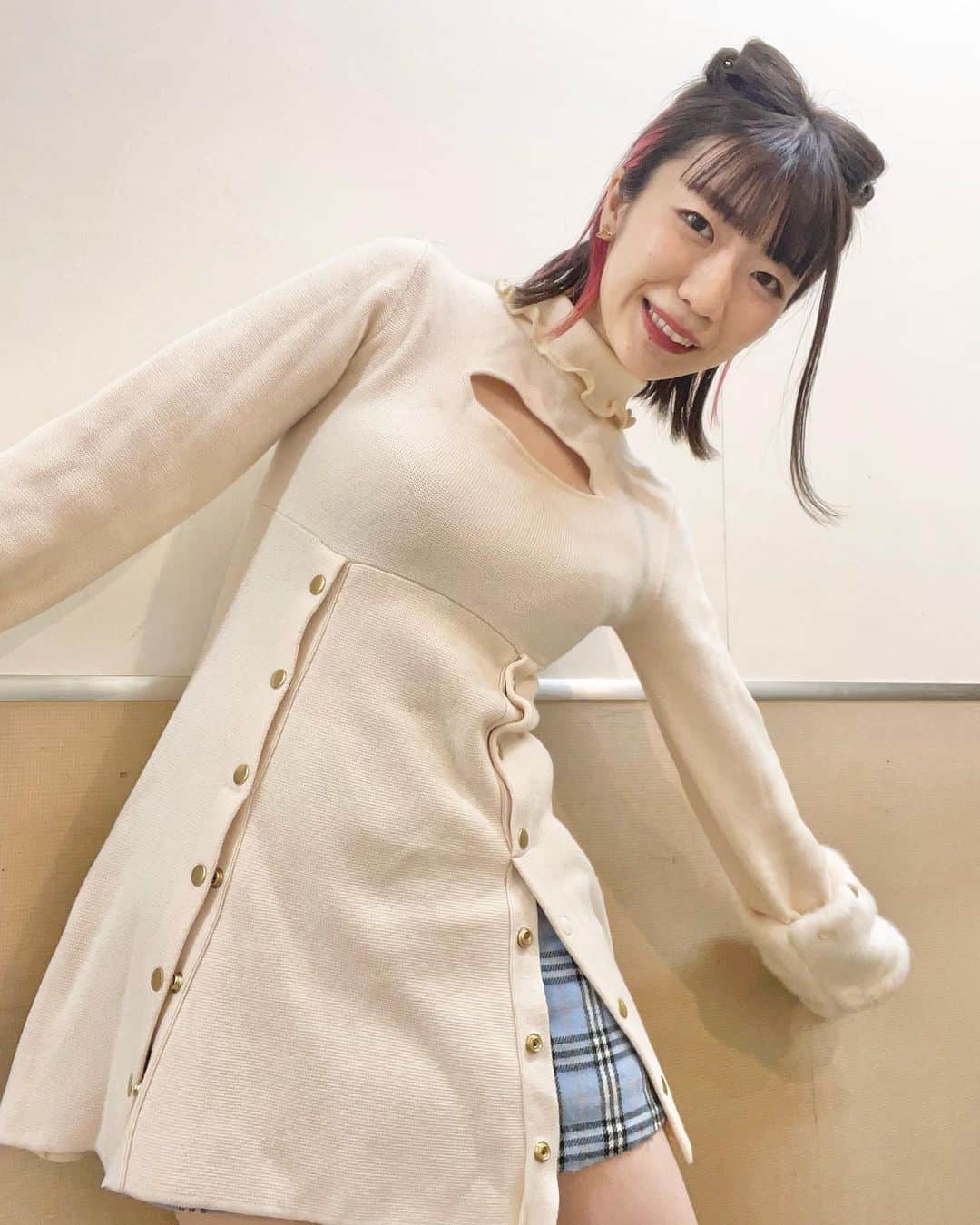 ぱいぱいでか美のインスタグラム：「猫耳ヘア〜 . まじでずっと家にいるので 今日が何日で何曜日で何時か全然わかんない時ありますが 猫の日なんですってね！！！！！！ のっかるぞ〜 猫耳ヘアした日の写真です。 そして引き続き元気です！ラジオ体操さぼってません！ 免疫さがって普通に風邪とか引くの怖くて それはそれはもう気をつけております！ . #猫耳ヘア #猫の日のタグで猫じゃなくて人間の写真出てきたらムカつくやろうから絶対にかぶらんハッシュタグにしとこっていうハッシュタグ」