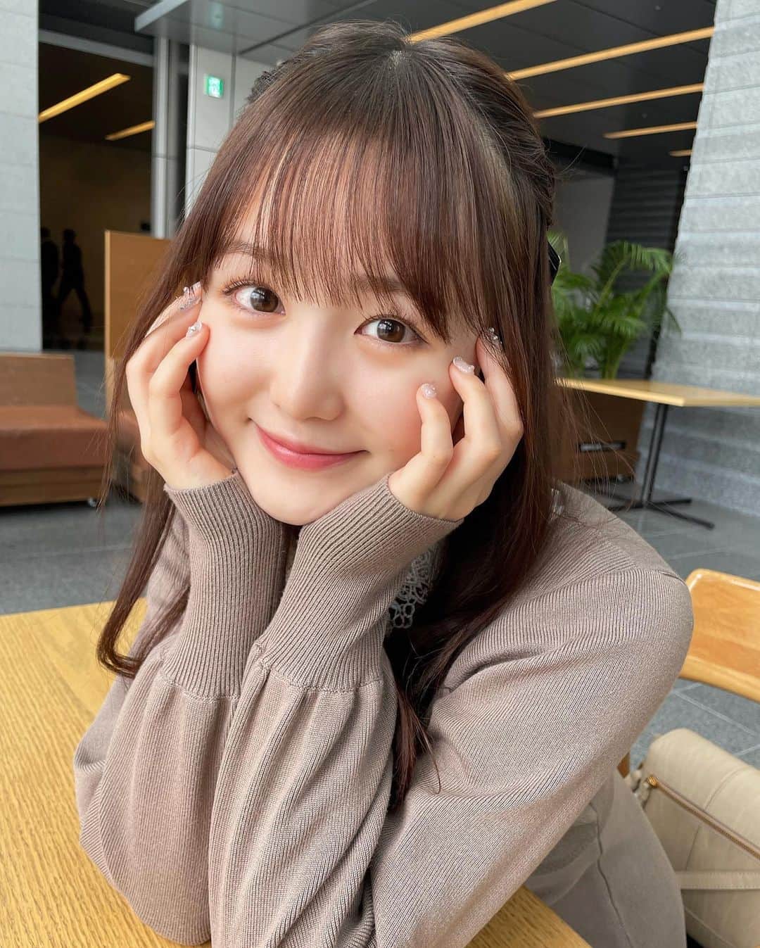 伊藤小春のインスタグラム：「ご機嫌🐩💫 ⁡ ⁡ ⁡ なぎが教えてくれたヘアアレンジを 自分でもやってみました！@album_nagisa」