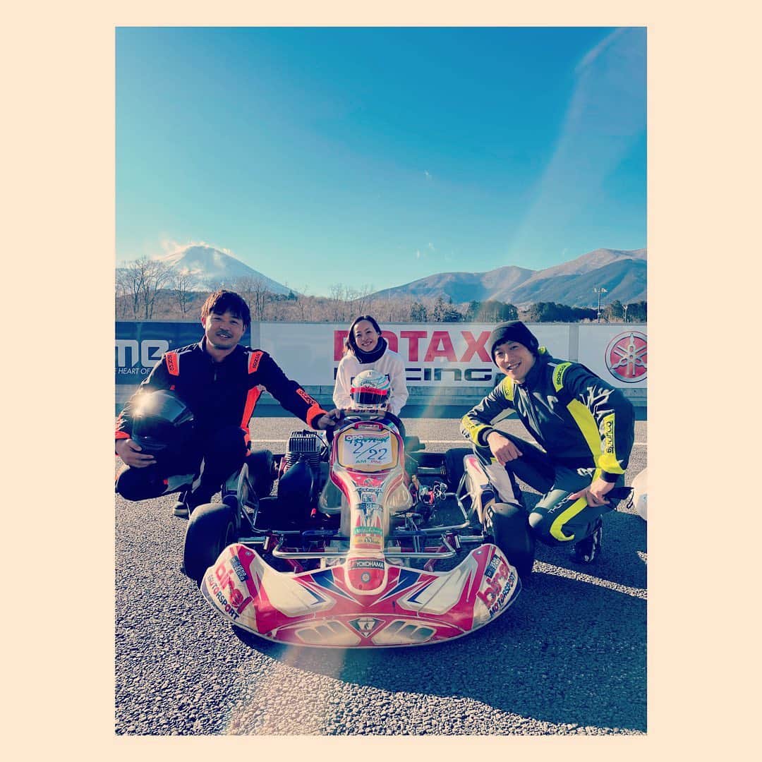 下村真由美のインスタグラム：「🏌️‍♀️✖︎🏎  額賀プロ初のレーシングカート✨ 伊沢選手に引っ張ってもらいながらぐんぐんタイムが上がる🤩 流石です🤣✨ 良い刺激になったみたいで良かった👯‍♀️✨  ゴルファーの皆さん、参加お待ちしてます笑笑  @takuya_izawa_com  @tatsunori.nukaga  ありがとう👍✨」