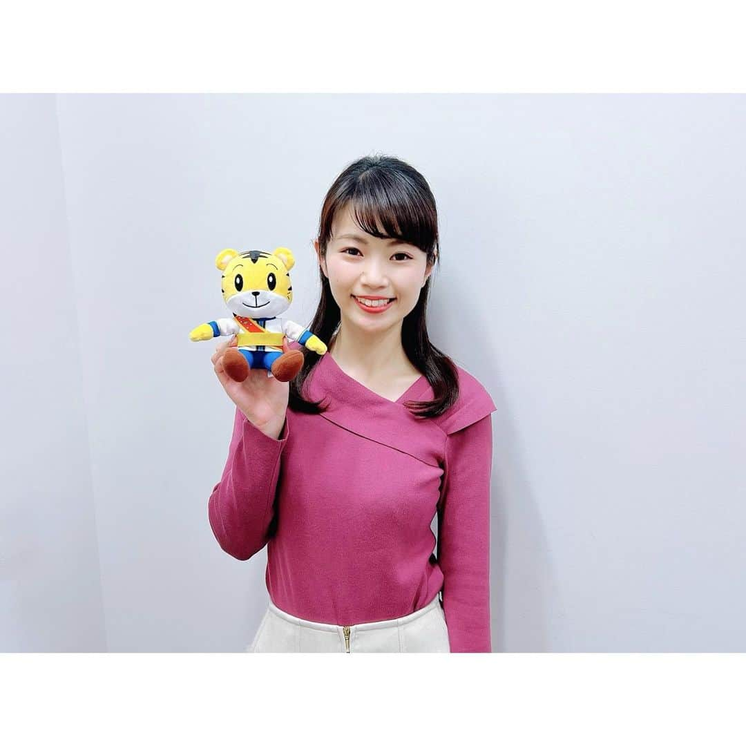 唐川美音のインスタグラム：「しまじろう♡  明日23日午前10時5分〜 スペシャル番組 【しまじろうのわお！映画スペシャル 「しまじろうと キラキラおうこくの おうじさま」 公開記念】を放送します✨  映画は3月11日(金)全国ロードショー 私が持っているしまじろうは 劇場限定で販売します♡ ぜひチェックしてみてください🌸  #テレビせとうち #いつ見ても可愛い #しまじろう #しまじろうとキラキラおうこくのおうじさま」