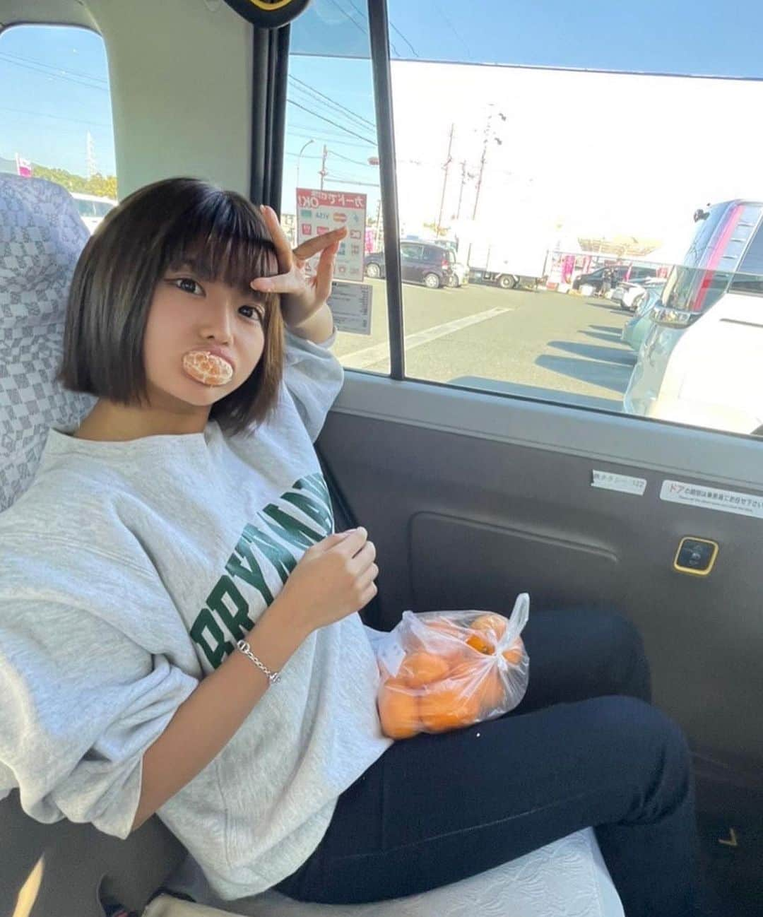 藤田もも（桃咲あや）のインスタグラム：「🍊🍊🍊 移動中にミカン発見して つまみ食いした😠❤️#🍊」