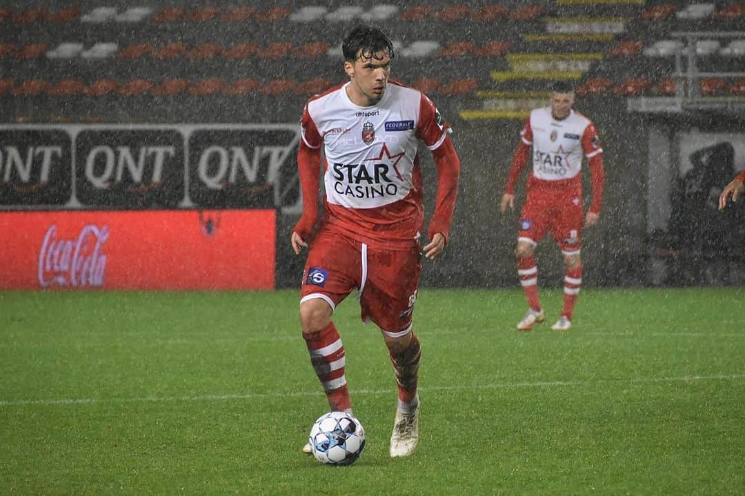 マルコ・バキッチのインスタグラム：「⛈⚽️🤍」