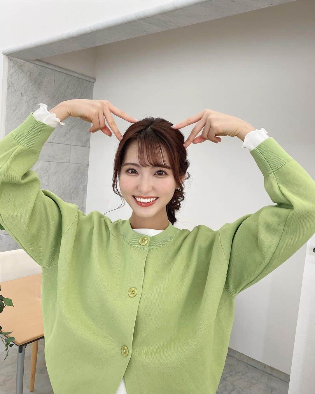 山下七子さんのインスタグラム写真 - (山下七子Instagram)「こんばんは🎶 今日も1日お疲れ様でした！！☺️  今朝のアサデス。KBCの衣装は、 @elvencedeux_official さんの ・オフホワイトのボアジャケット ・黄緑色のカーディガン ・ベージュのフェイクレザープリーツスカート ジャケットがリバーシブルだったのでお天気の時に着てなかったチェックのキルティング生地の方でも羽織ってみました🧥✨ どっちも可愛いのでコーデを沢山楽しめそう〜⭐️⭐️  今日、2月22日は にゃんにゃんにゃんで猫の日🐱 ということで猫ポーズ🐱 なんと2022年の2月22日でスーパー猫の日なんだそうですよ♪🐱🐱🐱  猫と言えば猫カフェが有名ですが、 私はマイクロブタのカフェが気になっています🐷♡  今朝、トレンドふくおかのコーナーでさくらコスメ特集をやっていたので早速帰りに桜の香りのハンドクリームを買って帰りました🕊🌸🌸 癒される〜〜🌸🌸  寒すぎてコーヒー２杯飲んだゼ〜 もちろん大人な ブラックコーヒーだゼ〜  ☕️ ☕️ ✨  笑笑  #アサデス#アサデスkbc #KBC#お天気アシスタント#お天気コーナー#福岡県#ミディアムヘアアレンジ #ポニーテール #猫の日 #猫ポーズ#カーディガン#ボアジャケット #リバーシブルボアジャケット #フェイクレザースカート #ブルベ夏」2月22日 21時09分 - yamashita_nanako