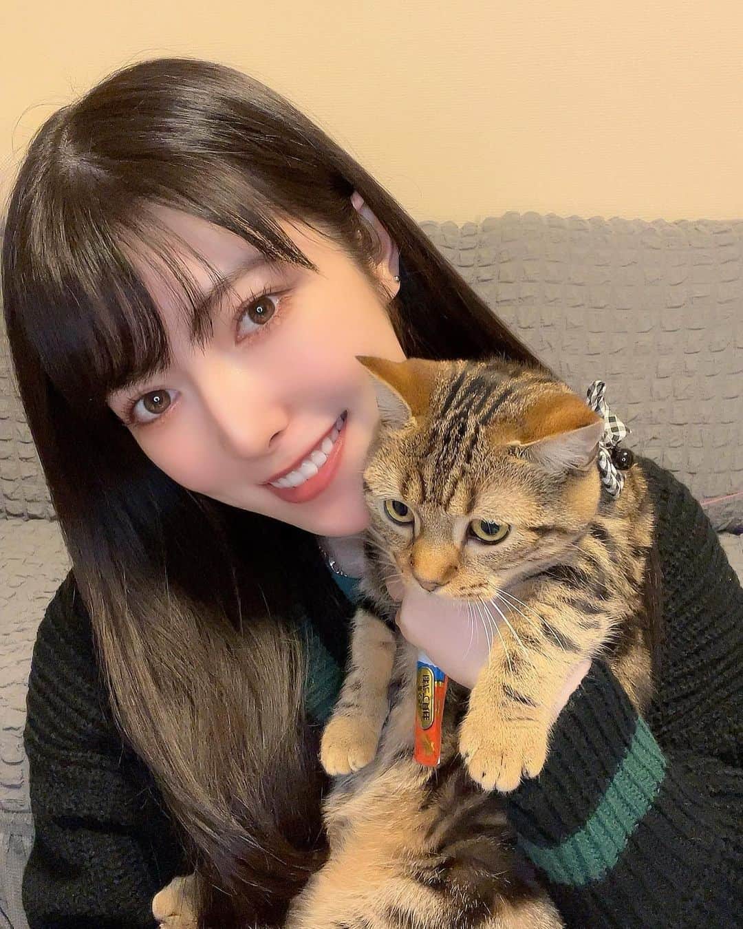 日下部美愛さんのインスタグラム写真 - (日下部美愛Instagram)「撮るのにとても苦戦した2ショットです #猫の日 #にゃんにゃんにゃんの日   #猫 #cat #고양이 #マンチカン #photo #japan #model #me #hair #fashion #selfie #makeup  #followme #instagood #camera #instadaily #dailylook」2月22日 21時21分 - miakusakabe_official