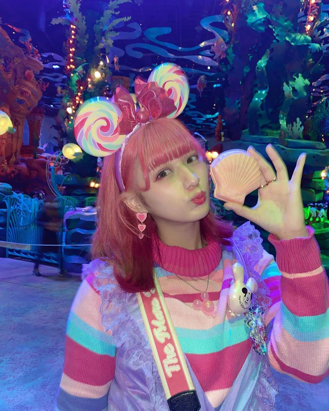 しなこさんのインスタグラム写真 - (しなこInstagram)「大阪いったとき @channu_osaka で 可愛いニットと運命の出会いを果たしたの💜🐠✨  マーメイドラグーンにピッタリだった🧜🏻‍♀️𓈒𓂂𓏸  あと髪色変えた！ インナーに紫色入れました💜 @kazuma_genuine   #ディズニーシー #ディズニー #Disneysea #Disney」2月22日 21時22分 - ssshinako