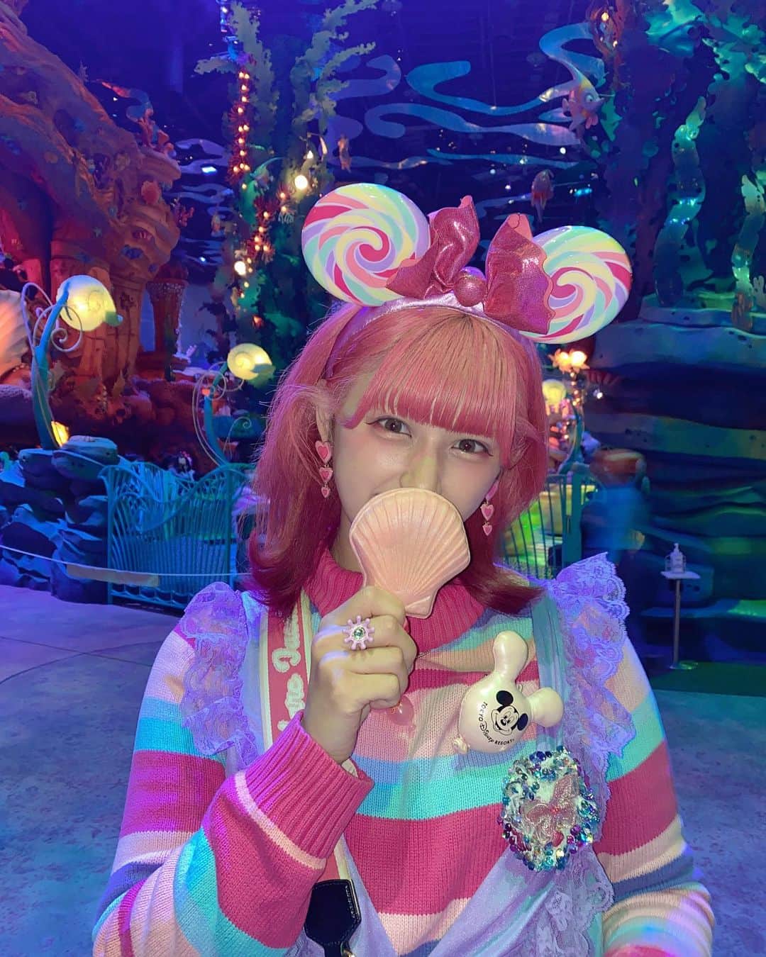 しなこさんのインスタグラム写真 - (しなこInstagram)「大阪いったとき @channu_osaka で 可愛いニットと運命の出会いを果たしたの💜🐠✨  マーメイドラグーンにピッタリだった🧜🏻‍♀️𓈒𓂂𓏸  あと髪色変えた！ インナーに紫色入れました💜 @kazuma_genuine   #ディズニーシー #ディズニー #Disneysea #Disney」2月22日 21時22分 - ssshinako