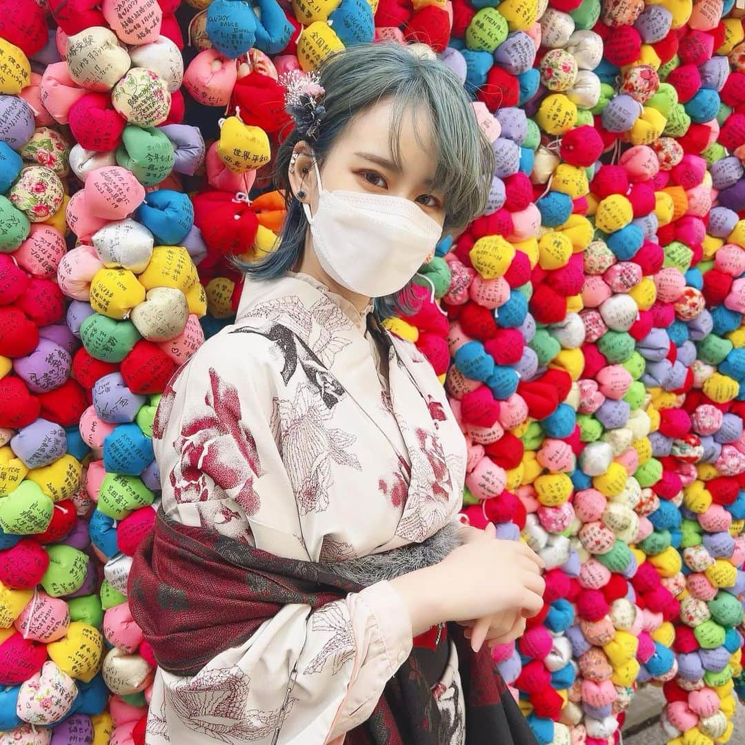 末吉咲子のインスタグラム：「. . . . . 京都で着物体験👘 寒かった🥶 西ちゃんはスパルタだった🥶 けど、お陰でみんなにいいお土産ができそうだよ🥳✨  #京都 #京都観光 #京都散歩 #八坂庚申堂 #着物 #着物レンタル #kyoto #kimono」