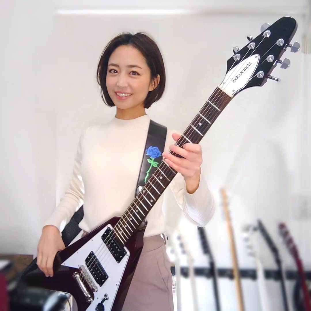 Yukiさんのインスタグラム写真 - (YukiInstagram)「Practice time🎸  さて明日は大阪十三GABUでD_Drive感謝の47都道府県Drivingツアーのファイナル公演（大阪編）です！  新曲もやりますし、緊張気味ですが皆楽しんでください🤘🏻  #flyingv」2月22日 21時56分 - d_drive_gt_yuki