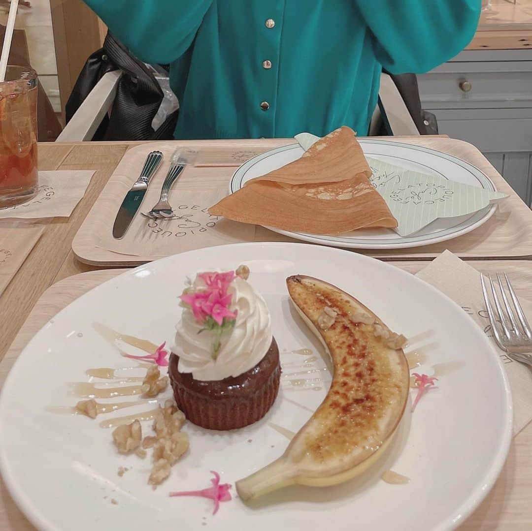 木下ひなこさんのインスタグラム写真 - (木下ひなこInstagram)「@gelato_pique_cafe で 友達とお茶&ヨガで汗ながすday🧘‍♀️💕 食べるの楽しむためにも運動は欠かさずに🔥🔥🔥 ((ヨガ後の写真なので4枚目髪荒ぶってる🥴))  #gelatopique#gelatopiquecafe#crepe#galette#カフェ#二子玉川#cafe#yoga#ジェラピケ#ジェラートピケ#ダイエットは明日から#チートデイ」2月22日 22時09分 - hinako_0525