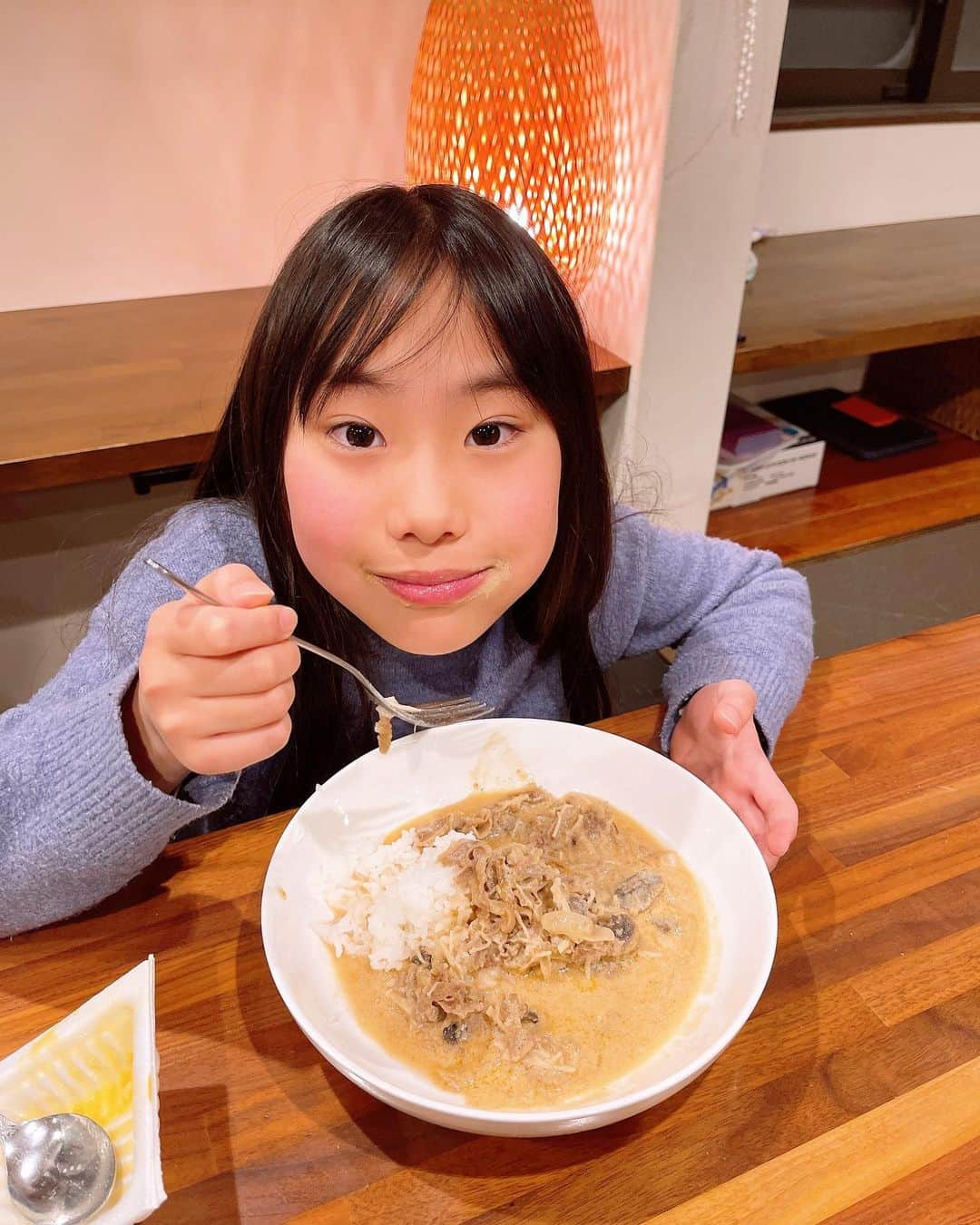 みきママさんのインスタグラム写真 - (みきママInstagram)「【10分で作れるビーフストロガノフです！】  具と調味料をどんどんフライパンに入れてくだけで、あっという間にできちゃうビーフストロガノフです✨味はめちゃくちゃおいし〜😆😆😆  牛肉が安い時に作りたくなります🤗🤗🤗しかもサワークリームの代わりにヨーグルトで仕上げるから安い🉐🉐🉐  みんな「おいし〜温まる〜」ってさ。ビーフストロガノフの作り方は新刊本に載っています✨  明日はフィットチーネにのせて食べよう🤩🤩🤩明日は天皇誕生日でおやすみか。  すると、杏ちゃん「明日はお休みだからのんびりしない？おいしいもの食べよ？」ってさ。  いやいやいや、お前さんはダンスの発表会があるから練習しなきゃだめでしょー。  #みきママ　#今日のごはんはコレだ　#ビーフストロガノフ」2月22日 22時04分 - mikimama_official