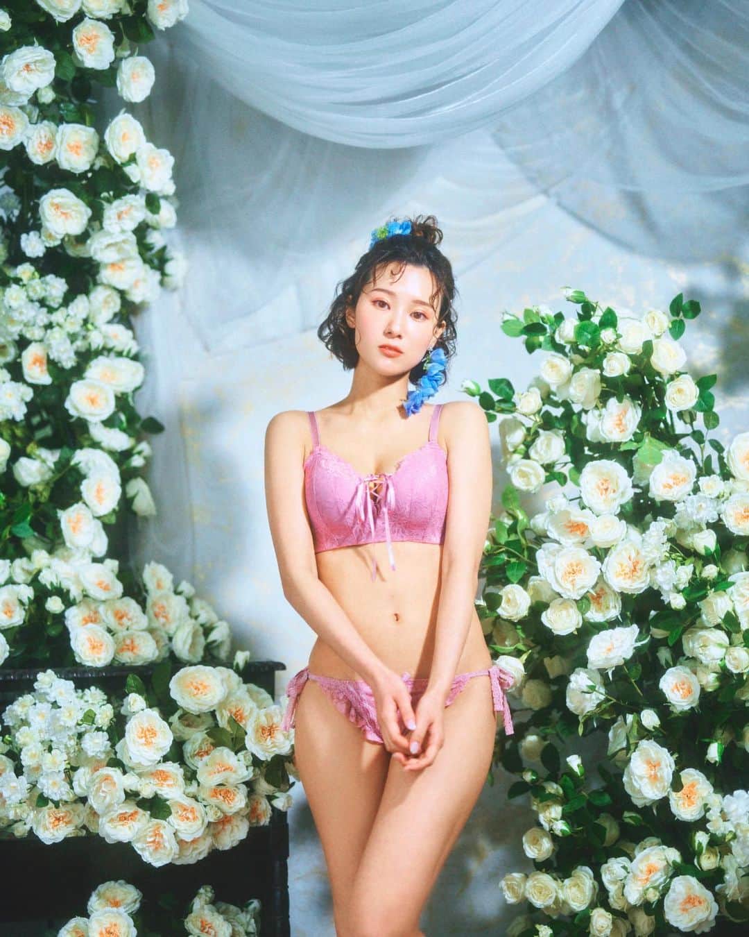 西原愛夏のインスタグラム：「おはようございます☀️今日は撮影〜😊  photographer📸… @kazumi__izawa  hairmake💄… @megg_hairmake  florist🌸… @ymktd6440  studio🏢… @hanagraphy.japan  ✧*̣̩⋆̩ｰｰｰｰｰｰｰｰｰｰｰｰｰｰｰ最新告知ｰｰｰｰｰｰｰｰｰｰｰｰｰｰｰｰｰｰｰｰｰｰ✧*̣̩⋆̩☽  【2月】※随時更新 6 AbemaTV ミッドナイト競輪 9 AbemaTV ミッドナイト競輪 10 AbemaTV ミッドナイト競輪 11 はなまる撮影会 11 グラビアプレスタイムズ 掲載  ※コンビニのeプリントサービスで購入できます✨ 12 AbemaTV ミッドナイト競輪 20 AbemaTV ミッドナイト競輪 21 『週刊大衆』２月２１日号 インタビュー"歯磨きのコツ" 26 はなまる撮影会  ✧*̣̩⋆̩☽⋆ｰｰｰｰｰｰｰｰｰｰｰｰその他告知ｰｰｰｰｰｰｰｰｰｰｰｰｰｰｰｰｰｰｰ✧*̣̩⋆̩☽⋆゜  🌟平塚競輪場イメージキャラクター 2021~2022年 🌟エレアリーナイトブラ 公式モデル 2019~2022年 ‪‪🌟パチンコ新台 『暴れん坊将軍』演出ドラマ ー お紗江役 🌟週刊ポスト 電子写真集 ｢鏡の国の愛夏｣ 発売中 🌟映画 ｢わたしの魔境｣井川咲役 ※公開前  ✧*̣̩⋆̩☽⋆ｰｰｰｰｰｰｰｰｰｰｰｰｰｰｰｰｰｰｰｰｰｰｰｰｰｰｰｰｰｰｰｰｰｰｰｰｰｰｰ✧*̣̩⋆̩☽⋆゜  🌟劇場公開 映画｢ホムンクルス｣ 女子高生役 🌟劇場公開 映画｢グレーゾーン｣ 黒崎一葉役 🌟電子写真集 小学館 ｢月刊＋｣ 発売中 🌟sabra net グラビア掲載中 (電子写真集も) 🌟1~5th DVD 発売中 🌟Amazonプライム 『なぎスケ！2』42.43話 🌟LINEスタンプ『歯科衛生士アイドル西原愛夏』発売中  ✧*̣̩⋆̩☽⋆ｰｰｰｰｰｰｰｰｰｰｰｰｰｰｰｰｰｰｰｰｰｰｰｰｰｰｰｰｰｰｰｰｰｰｰｰ✧*̣̩⋆̩☽⋆゜  ･ブランド 『M collection』🥀 Instagram (@m.collection2020 )  ･YouTube 『まなかチャンネル』で検索🔎  ･Twitter🕊 manakanishihara で検索🔎  ･✧*̣̩⋆̩☽⋆ｰｰｰｰｰｰｰｰｰｰｰｰｰｰｰｰｰｰｰｰｰｰｰｰｰｰｰｰｰｰｰｰｰｰｰｰ✧*̣̩⋆̩☽⋆゜  #西原愛夏#歯科衛生士#現役歯科衛生士  #歯科衛生士タレント#歯科#白衣#タレント#グラビア#アイドル#女優#コスプレ#Cosplay#talent#Japaneseidol #japanesegirl#dentalhygienist #탤런트#아이돌 #치과위생사 #치과 #日本女星#天赋#偶像#アパレルブランド#アパレルオーナー#McollectionR#プロデュースブランド」