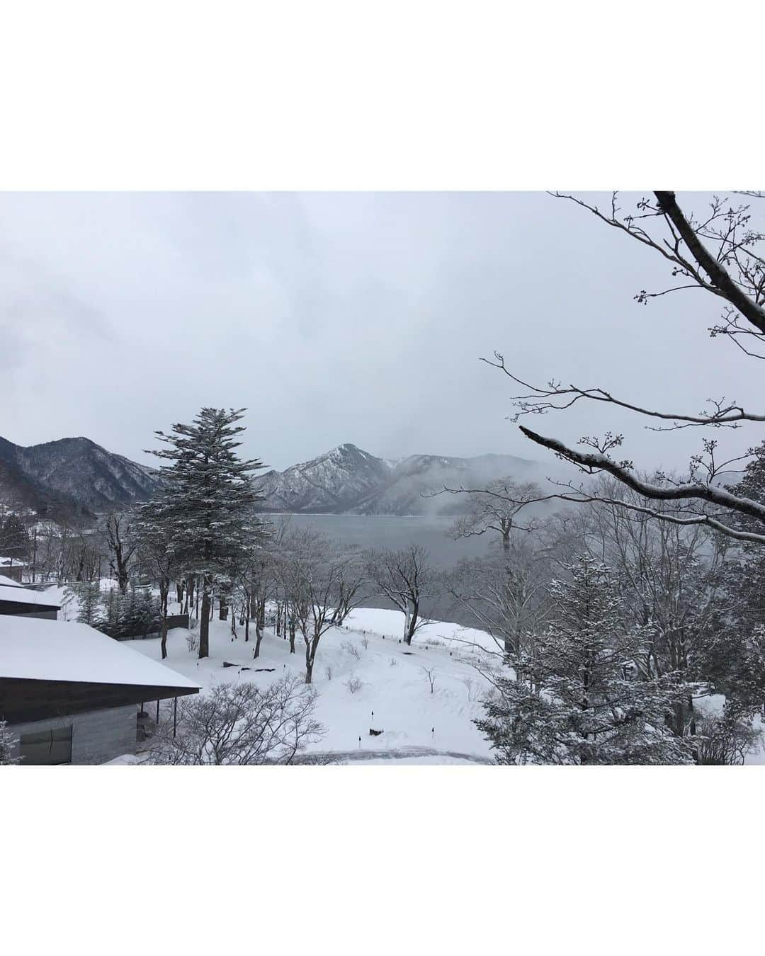 伊東美咲のインスタグラム：「#リッツカールトンホテル #TheRitzCarltonNikko #冬休み #少し前の小旅行 #雪景色 #中禅寺湖」