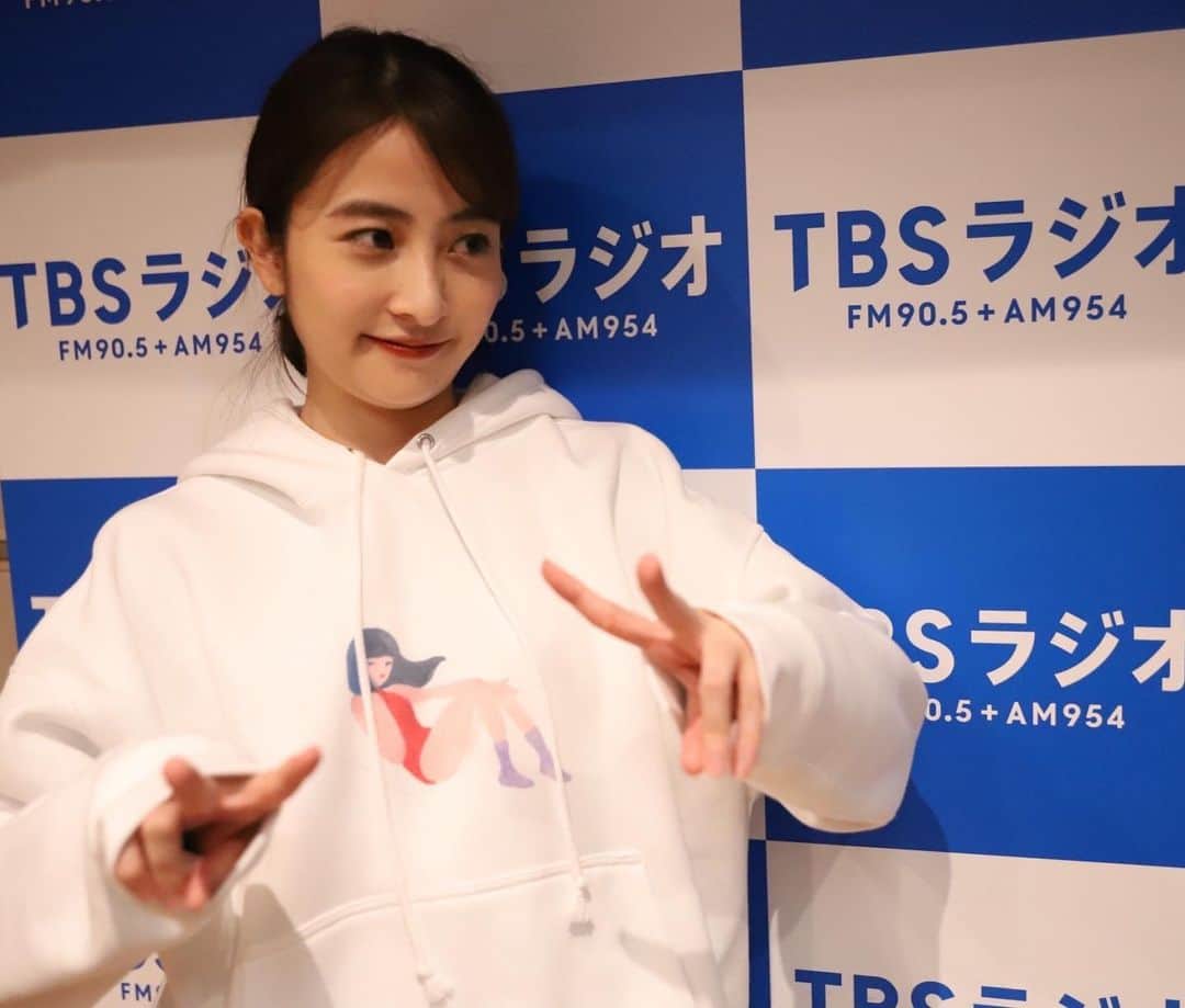 日比麻音子のインスタグラム：「最近はもっぱら、 パーカーコレクター✌️  パーカーは着られるキャンバスだと思うのです。  #カッコよく撮りたかったけど #最後は  #結局 #爆笑」