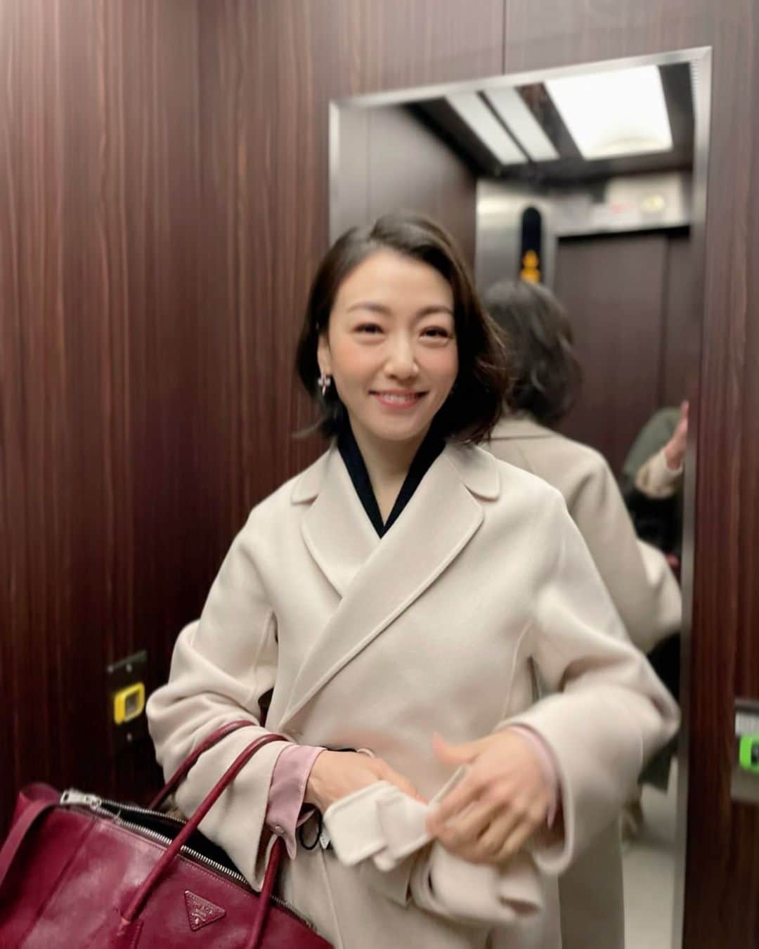 のインスタグラム：「朝、子2人保育園に送って🚴‍♀️身支度整えて、出勤するまでが一仕事ですね💨  そんな綱渡りの朝も懐かしく想う日がそう遠くなく来るでしょうし、コートの日々もあと少しですね🌸良い春を迎えましょう🌸  #workingmom#働く母#息整うのにしばらくかかる#八木早希」