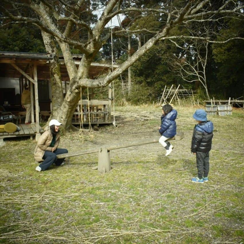 本仮屋リイナのインスタグラム：「@sharendayo がご縁を繋いでくれて、いすみ市のブラウンズフィールド @browns_field におじゃましました🚙🌿  ここにいる人々はみんな生き生きして、朗らかによく笑う😊  美しい自然に田畑があって、愛しい仲間がいて、どんどんつながって、軽やかに循環していく暮らし🌈  自分達で育てた作物や暮らしへのリスペクトが深くて、いただきますの祈りの時間が息を飲む程美しかったです。  わたしの憧れがつまっている場所でした✨　  また行く☺️  #ヤギが見守るコテージに泊まリイナ🐐 #お部屋にねこもきた🐈️ 今日は、 #ねこの日 そして、 #一粒万倍日」