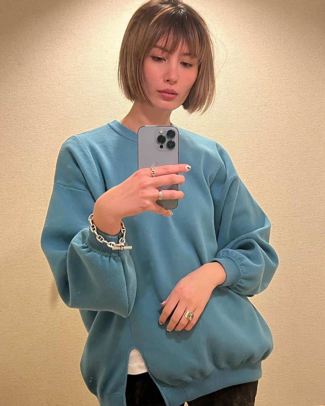 高松チェルシーリナのインスタグラム：「. 最近このブルーが好き💙💙 ケータイも水色にした🤣💕 カバーつけるのもったいないくらい可愛くてお気に入り♪♪ このニットは先日 @searoomlynn_official の展示会でつけたもの✨ 春もたくさん使えそうで嬉しい〜😍😍 . #searoomlynn#ブルーニット#くすみブルー#大人ニット#ママコーデ#iphone13pro#年子育児#年子ママ」
