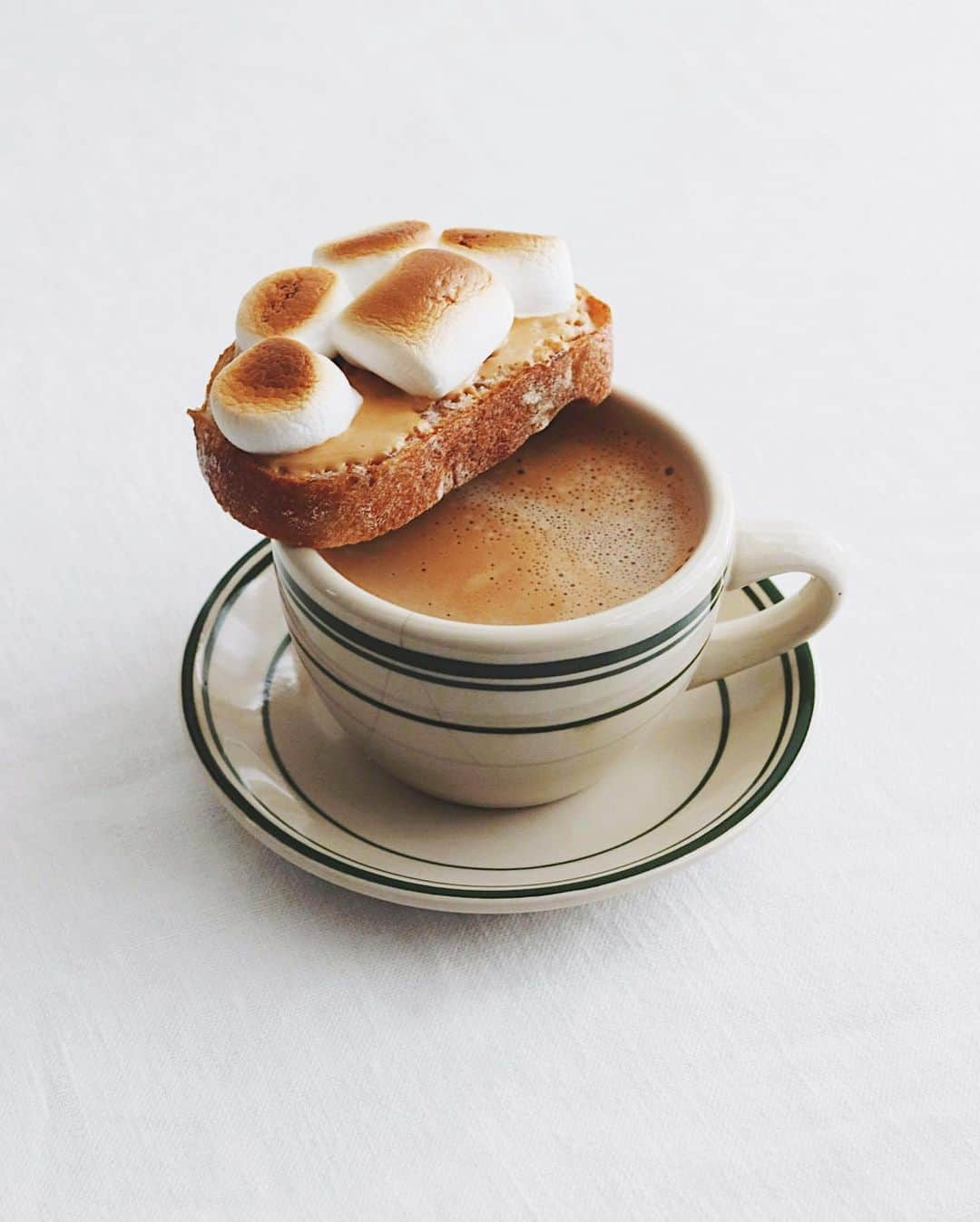 樋口正樹さんのインスタグラム写真 - (樋口正樹Instagram)「marshmallow toast ☕️ . おやつにコーヒーと マシュマロトースト、 猫の肉球アレンジで🐾 . . . #スーパー猫の日 #猫の日 #肉球 #マシュマロトースト #マシュマロ #トースト #肉球マシュマロトースト #肉球トースト #マシュマロ #エイワのマシュマロ #ピーナッツクリーム #アンデルセン #ライ麦パン #ファーマーズブレッド #リビー #ヴァイスロイ #andersen #marshmallowtoast #catpaws #marshmallow #🐾」2月22日 15時14分 - higuccini